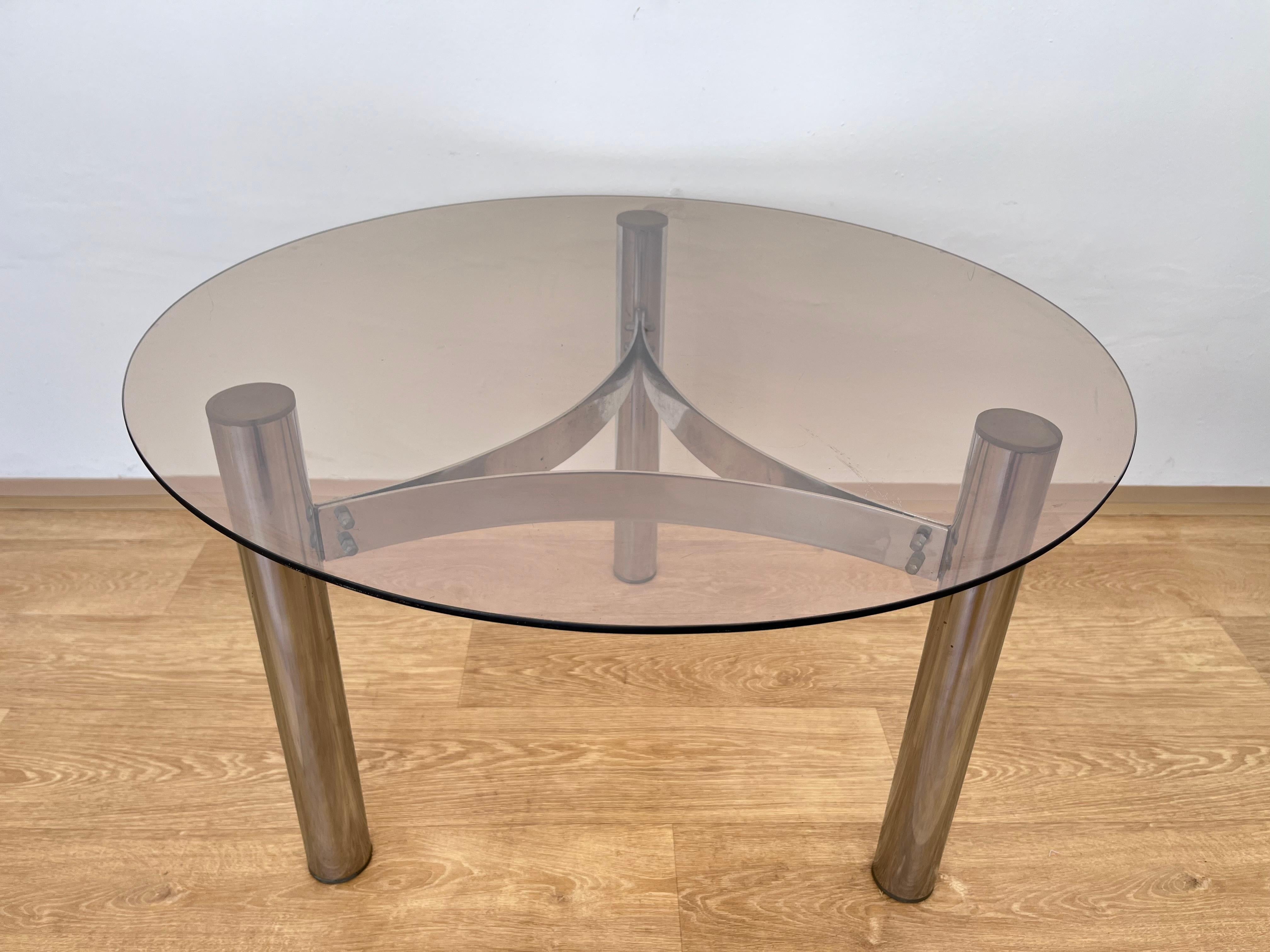 Table basse en chrome et verre fumé design du milieu du siècle - années 1970 Bon état - En vente à Praha, CZ
