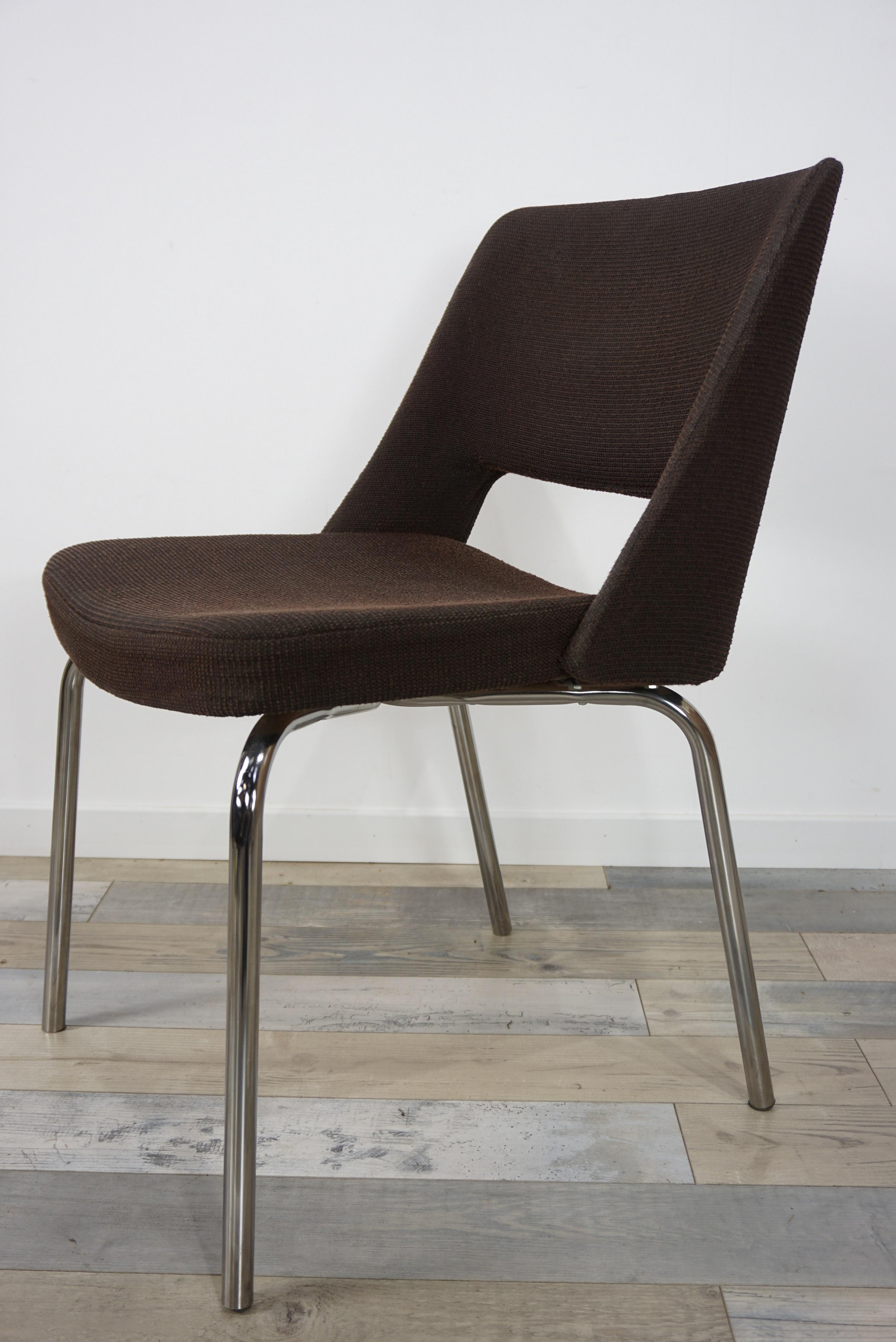 This Saarinen style conference chair is extremely comfortable and in a very good condition. Dark and brown fabric with chromed tubular feet. All in perfect condition.