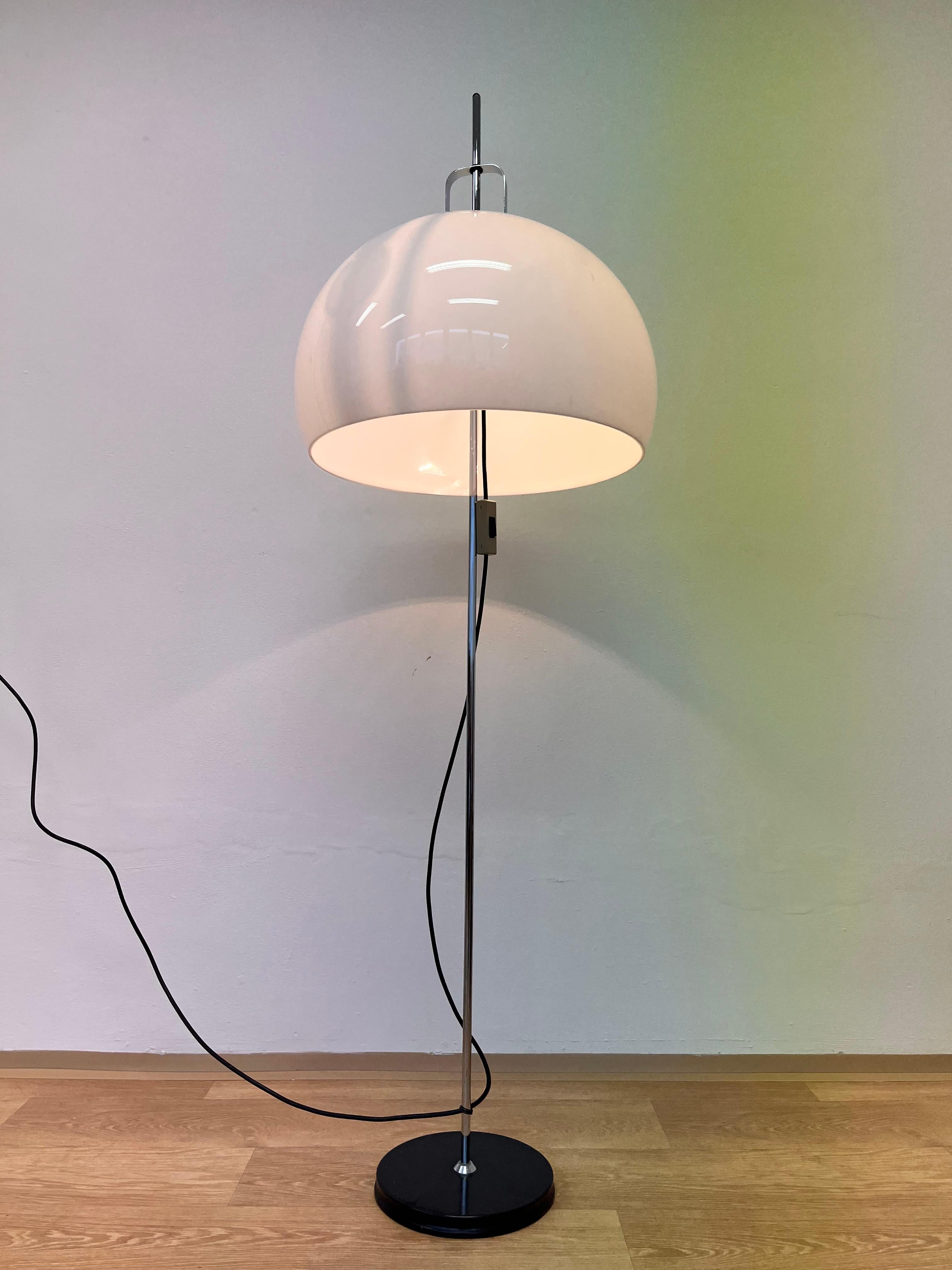 Stehlampe Meblo im Mid-Century-Design, von Harvey Guzzini, 1970er Jahre (Moderne der Mitte des Jahrhunderts) im Angebot