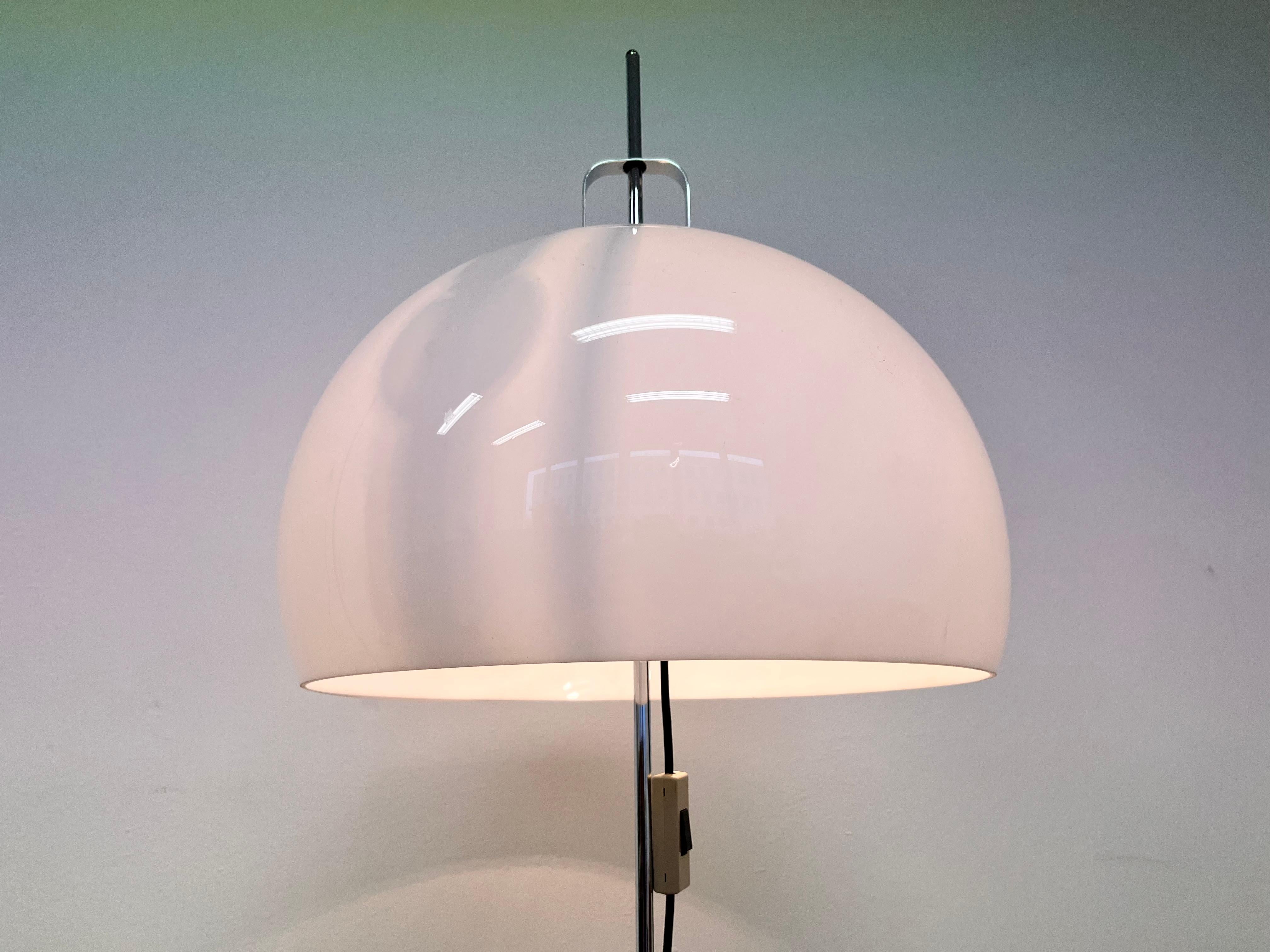 Stehlampe Meblo im Mid-Century-Design, von Harvey Guzzini, 1970er Jahre (Italienisch) im Angebot