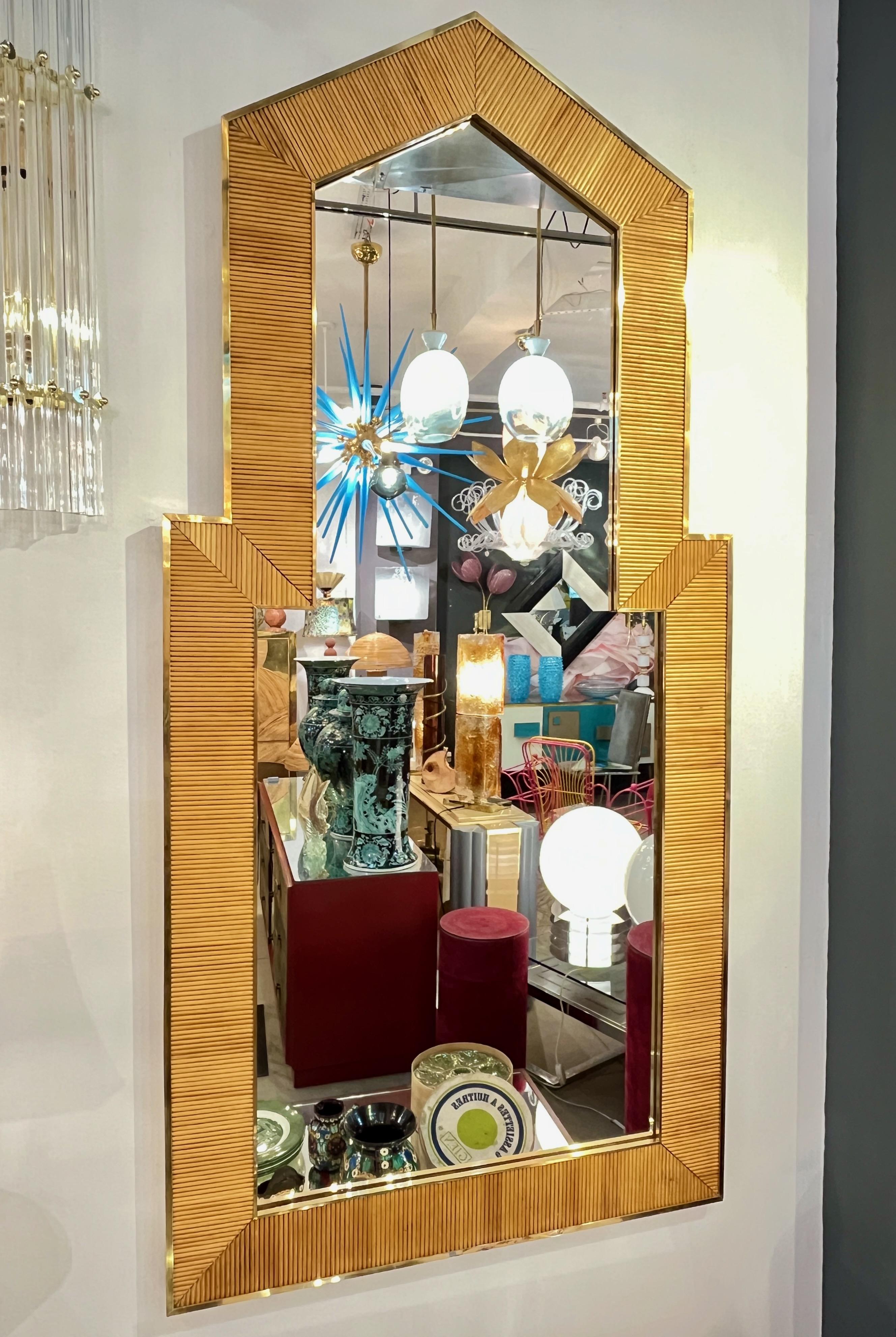 Specchio da parete italiano contemporaneo a figura intera, dal design moderno della metà del XX secolo, interamente realizzato a mano in legno di abete in Italia e bordato in ottone naturale che acquisisce una patina vintage. La struttura appuntita