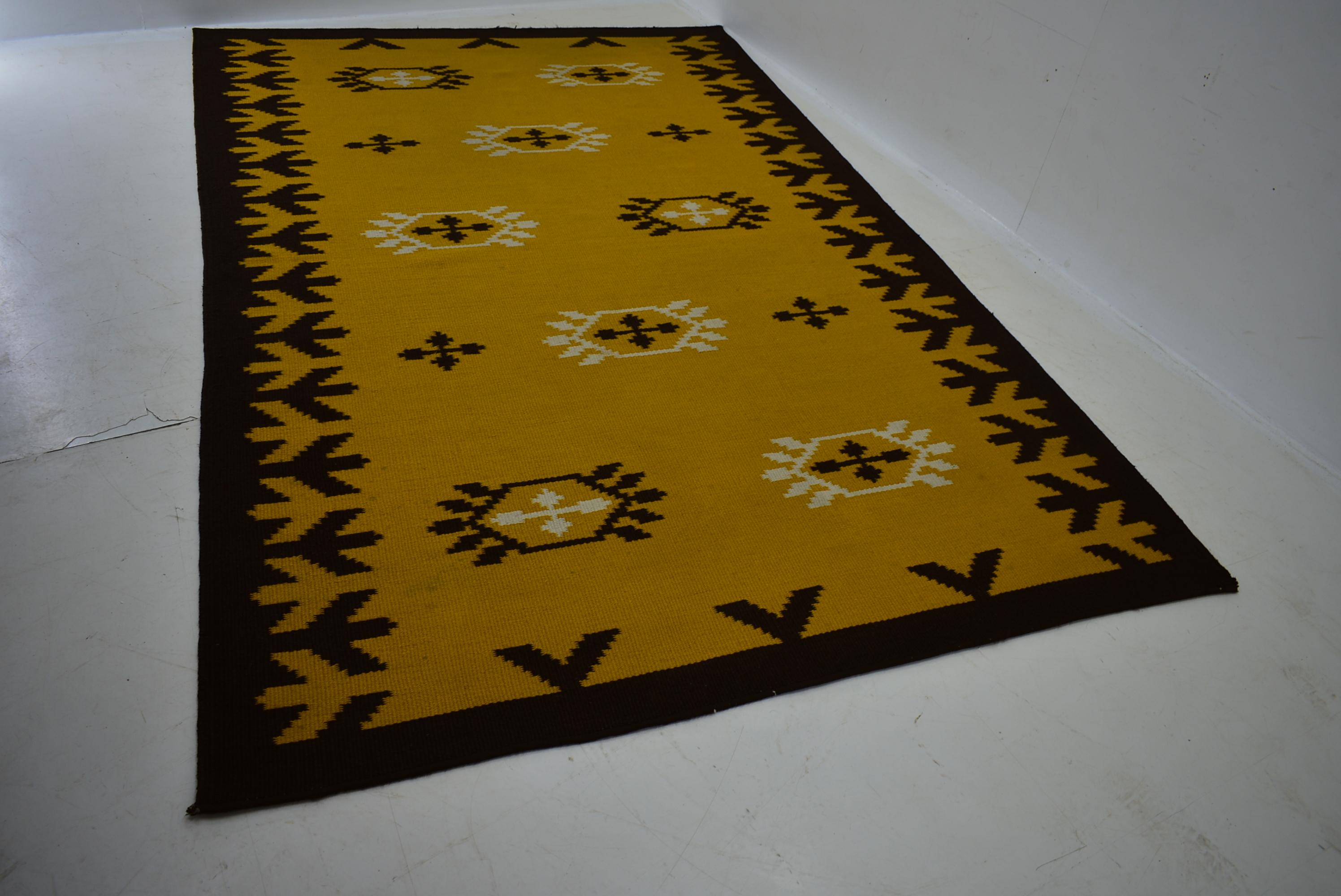 Midcentury Design Geometric Rug / Carpet, 1970s / Czechoslovakia For Sale 4