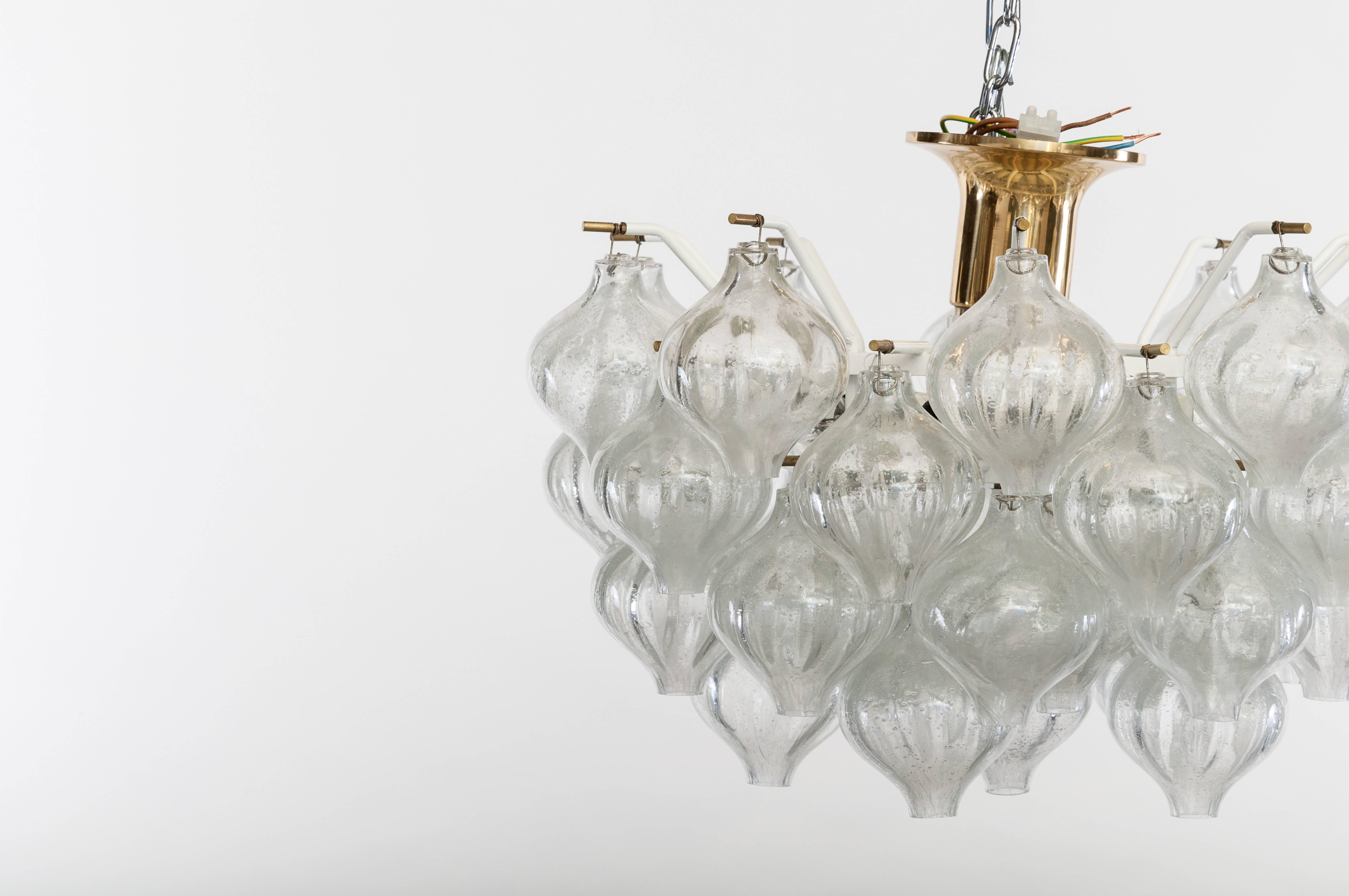 A beautiful Tulipan chandelier manufactured by the famous designer and company J.T. Kalmar.
The chandelier consists of a white metal structure and has 20 arms, each arm has two handblown onion-shaped glass spheres.
The spheres are attached to the
