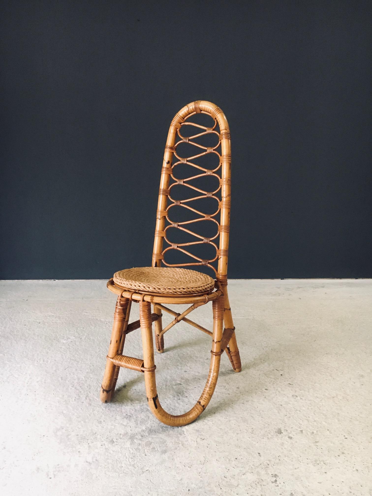 Silla de bambú con respaldo alto de diseño moderno vintage de mediados de siglo de Rohé Noordwolde. Fabricado en Holanda, época de 1960. Silla de respaldo alto de bambú curvado y tejido. Viene con su cojín original de cuerda tejida. Está en muy buen
