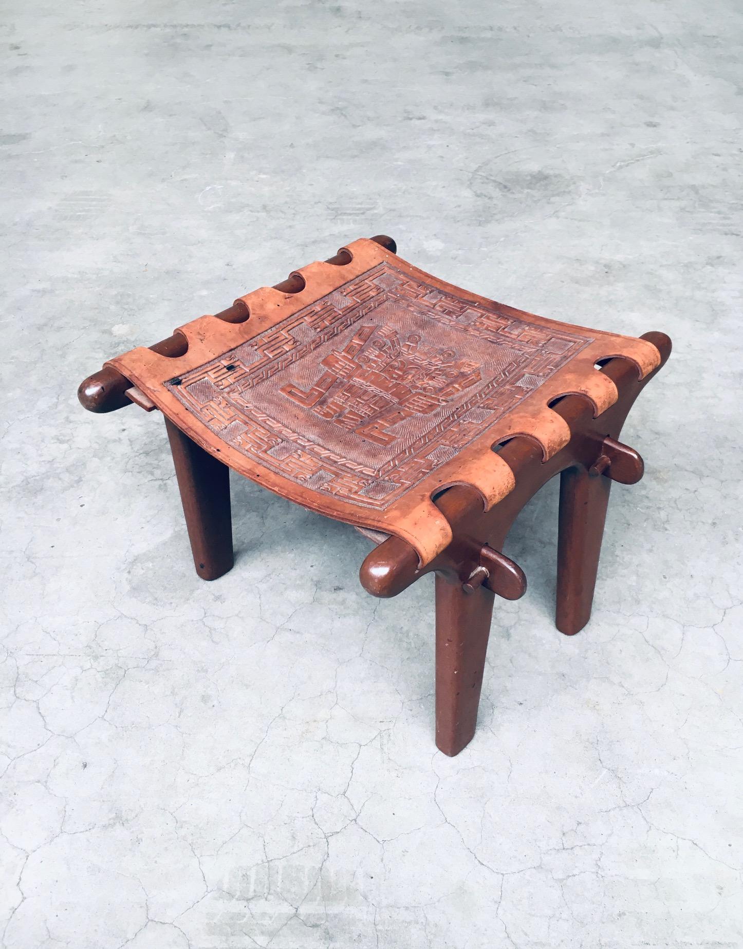 Set di sedie e pouf con fionda in pelle di Angel I. Pazmino, dal design del Medioevo 10