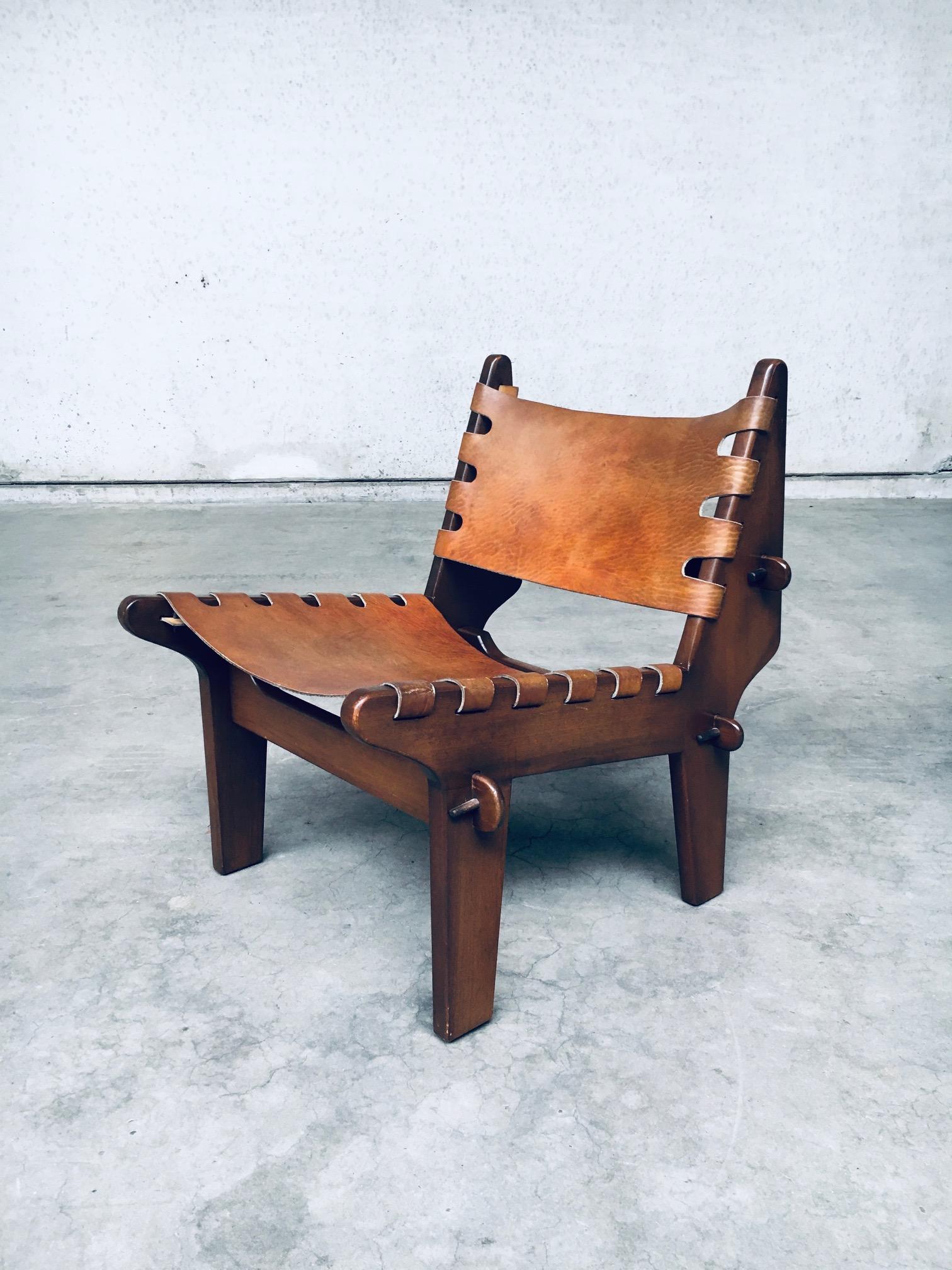 Metà XX secolo Set di sedie e pouf con fionda in pelle di Angel I. Pazmino, dal design del Medioevo