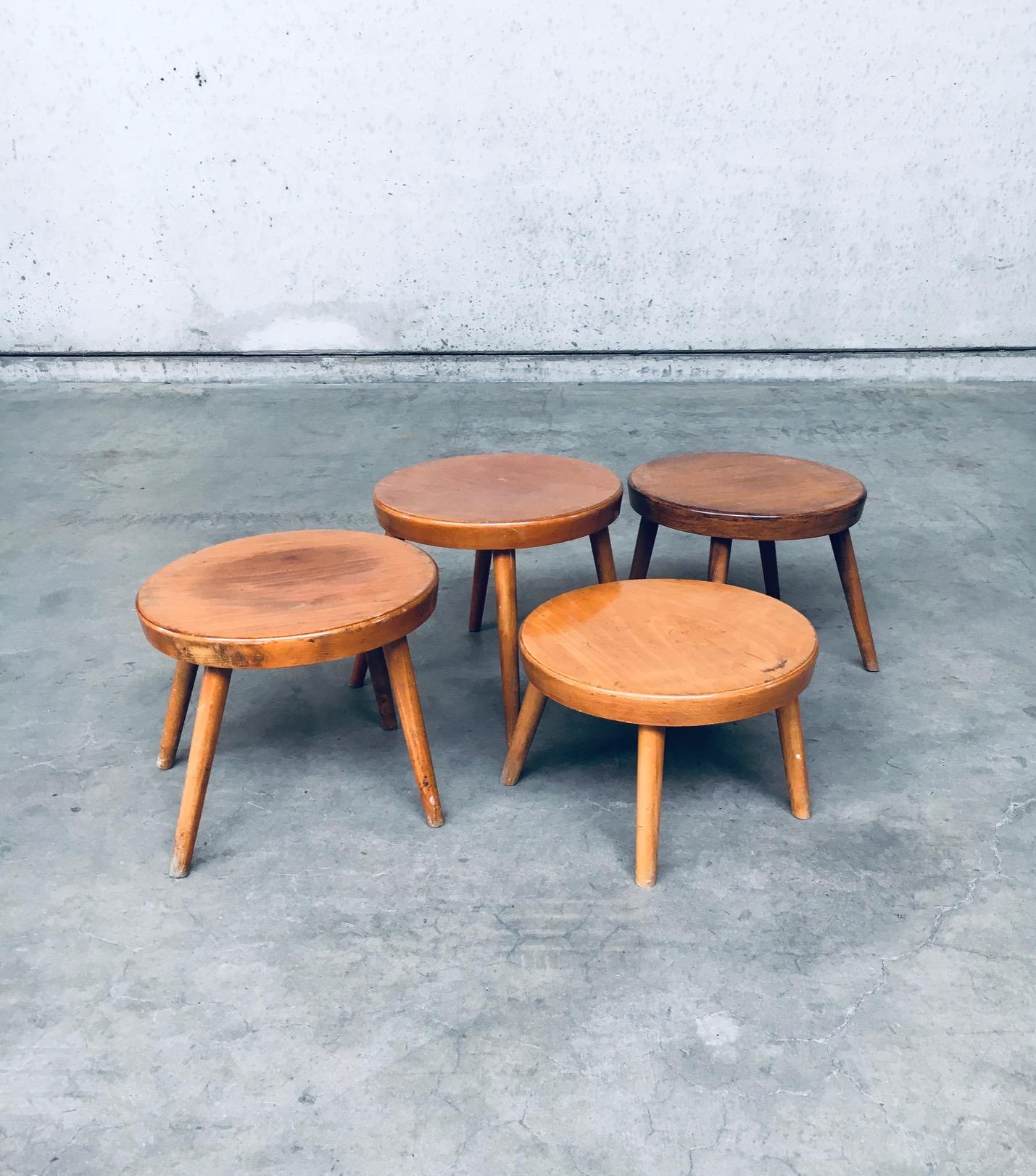 Vintage Midcentury Design Low Beistelltisch Set. Hergestellt in Belgien, aus den 1950er Jahren. Niedrige Tische aus massivem Buchenholz. Sie unterscheiden sich alle leicht in Höhe und Ausführung. Alle sind in sehr gutem und robustem Zustand mit