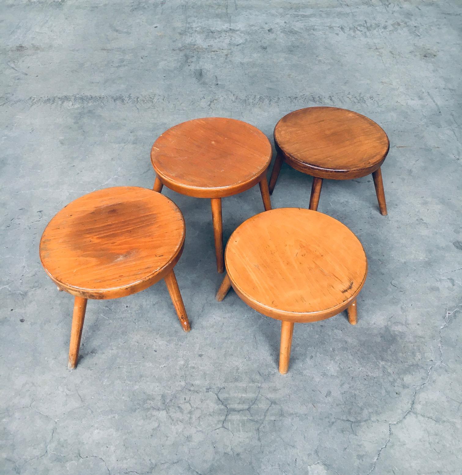 Midcentury Design Niedriger Beistelltisch, Belgien 1950er Jahre (Buchenholz) im Angebot