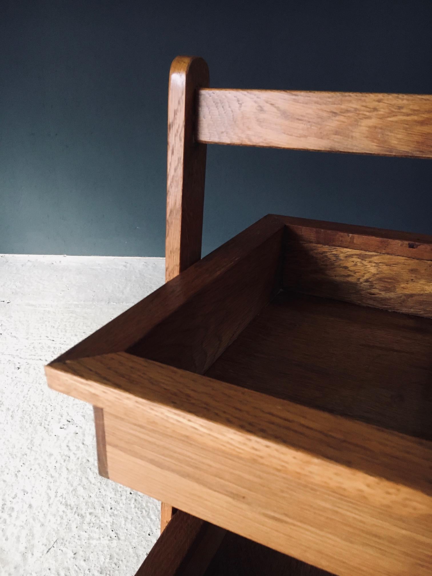 Table d'appoint à plateau en Oak Design du milieu du siècle Porte-magazines, Belgique années 1950 en vente 5