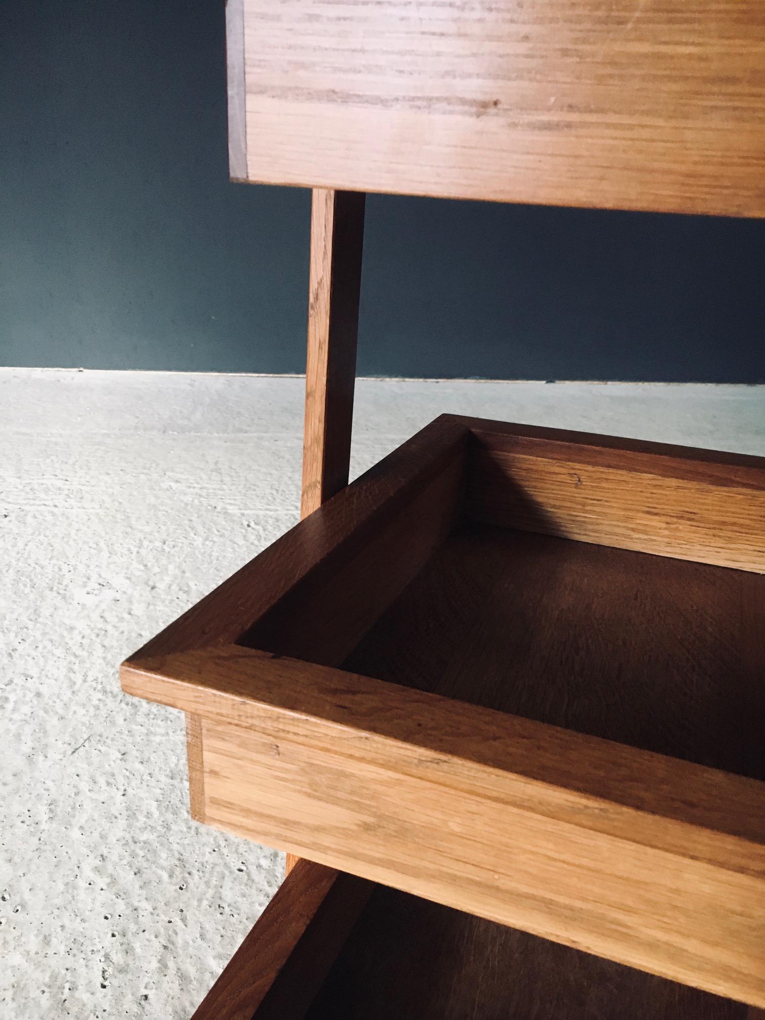 Table d'appoint à plateau en Oak Design du milieu du siècle Porte-magazines, Belgique années 1950 en vente 6