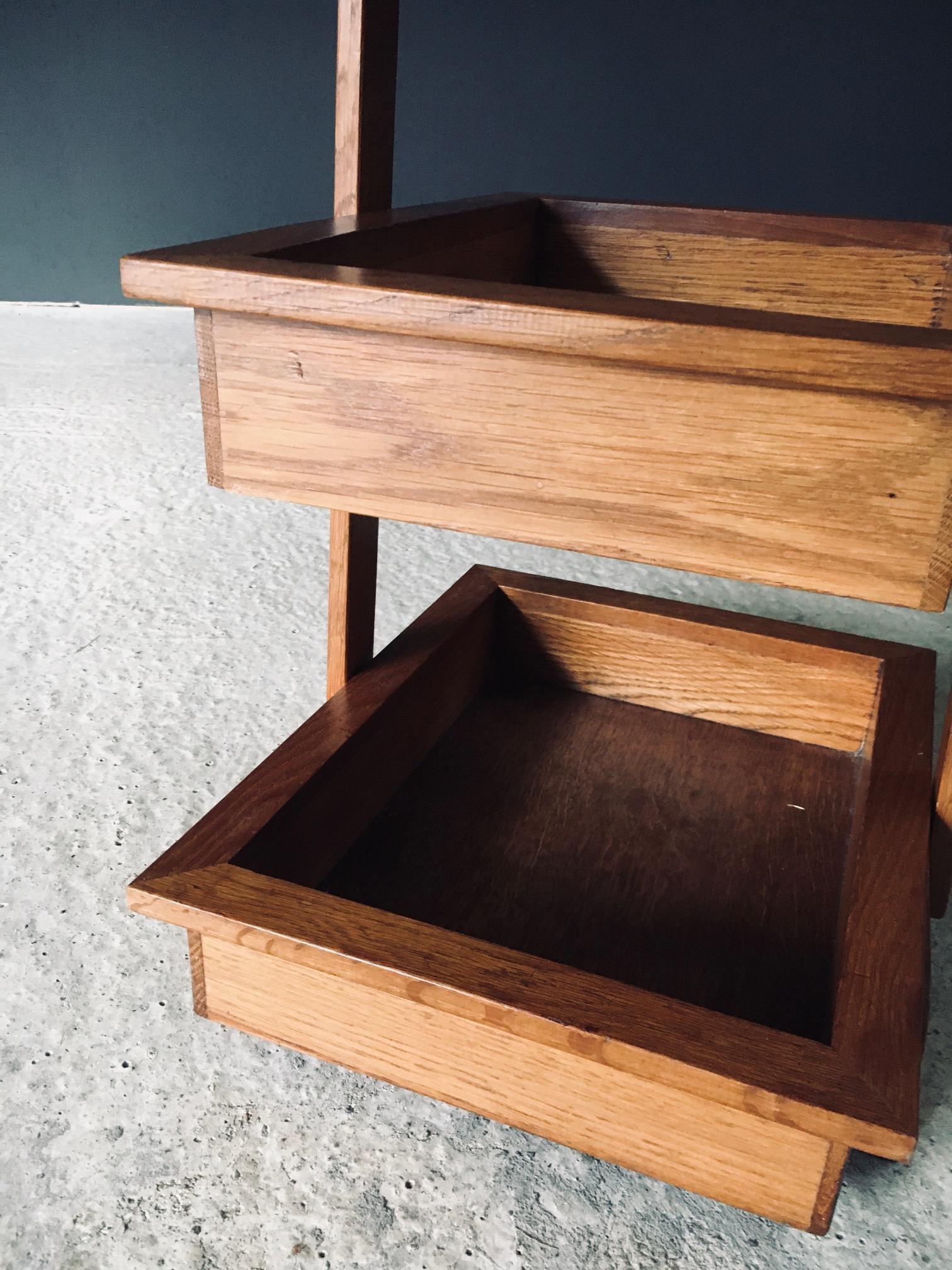 Table d'appoint à plateau en Oak Design du milieu du siècle Porte-magazines, Belgique années 1950 en vente 7