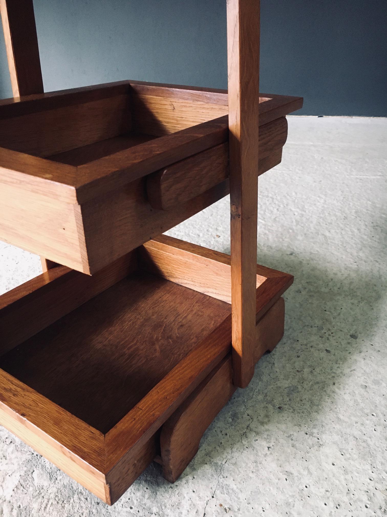 Table d'appoint à plateau en Oak Design du milieu du siècle Porte-magazines, Belgique années 1950 en vente 8