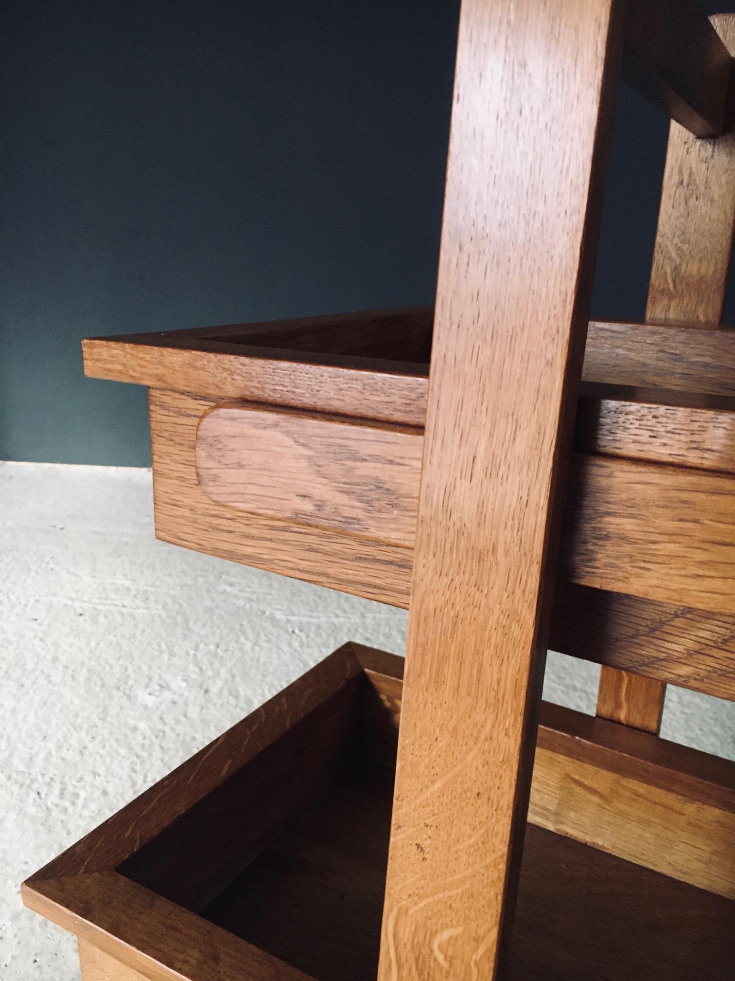 Table d'appoint à plateau en Oak Design du milieu du siècle Porte-magazines, Belgique années 1950 en vente 9