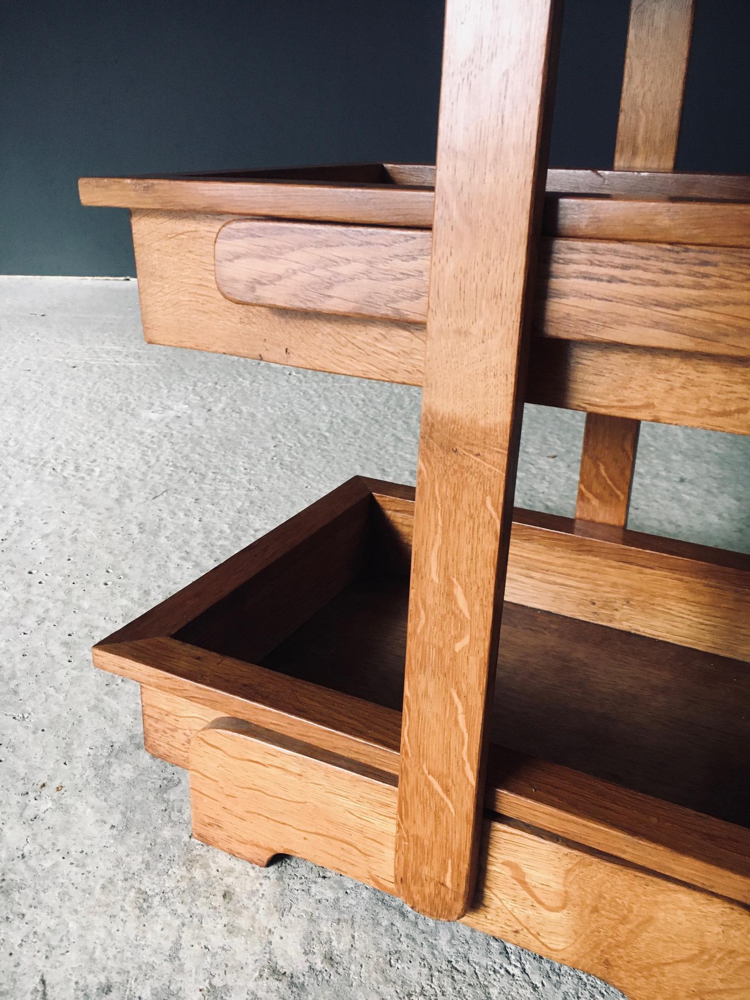 Table d'appoint à plateau en Oak Design du milieu du siècle Porte-magazines, Belgique années 1950 en vente 10