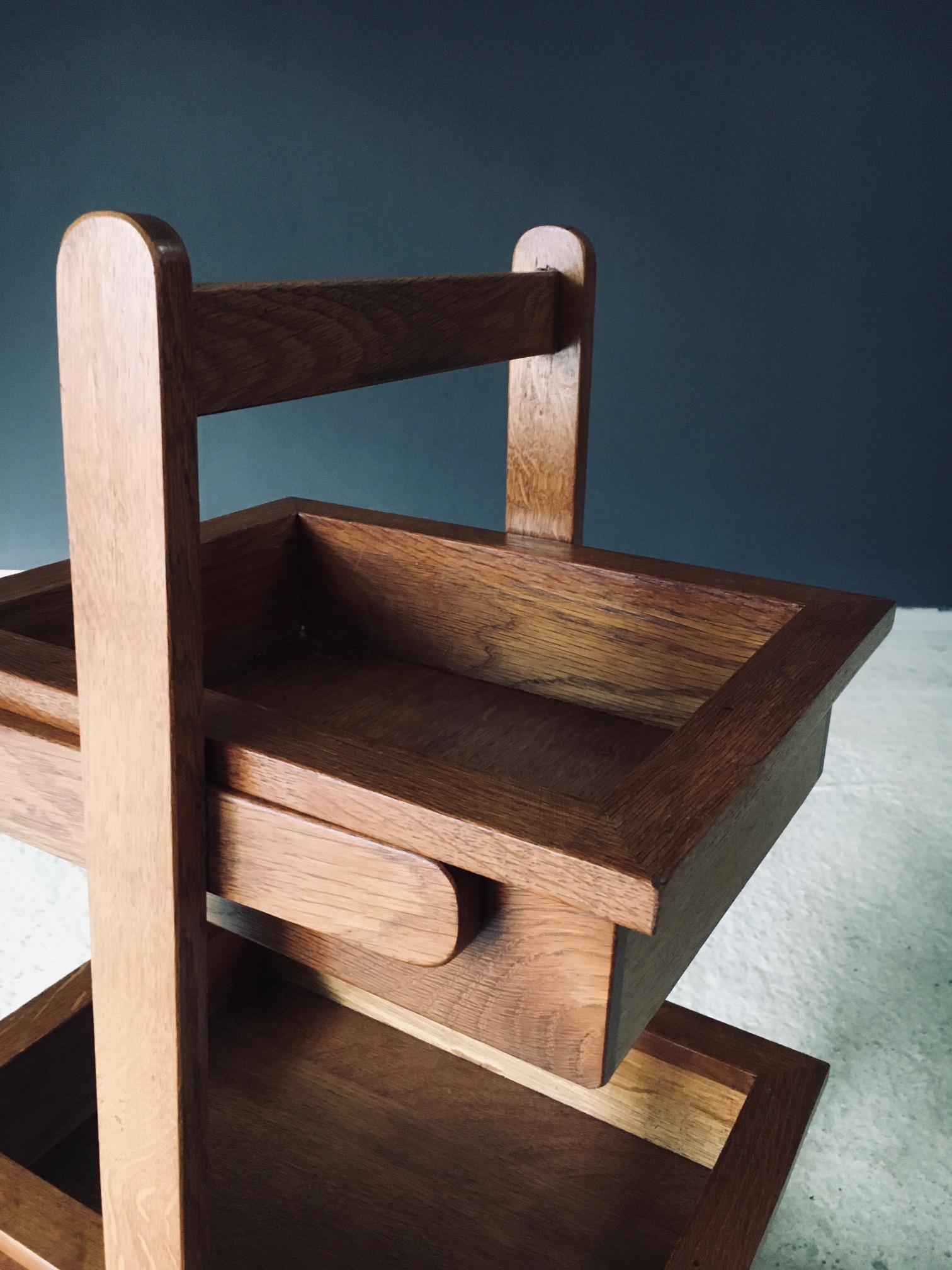 Table d'appoint à plateau en Oak Design du milieu du siècle Porte-magazines, Belgique années 1950 en vente 13