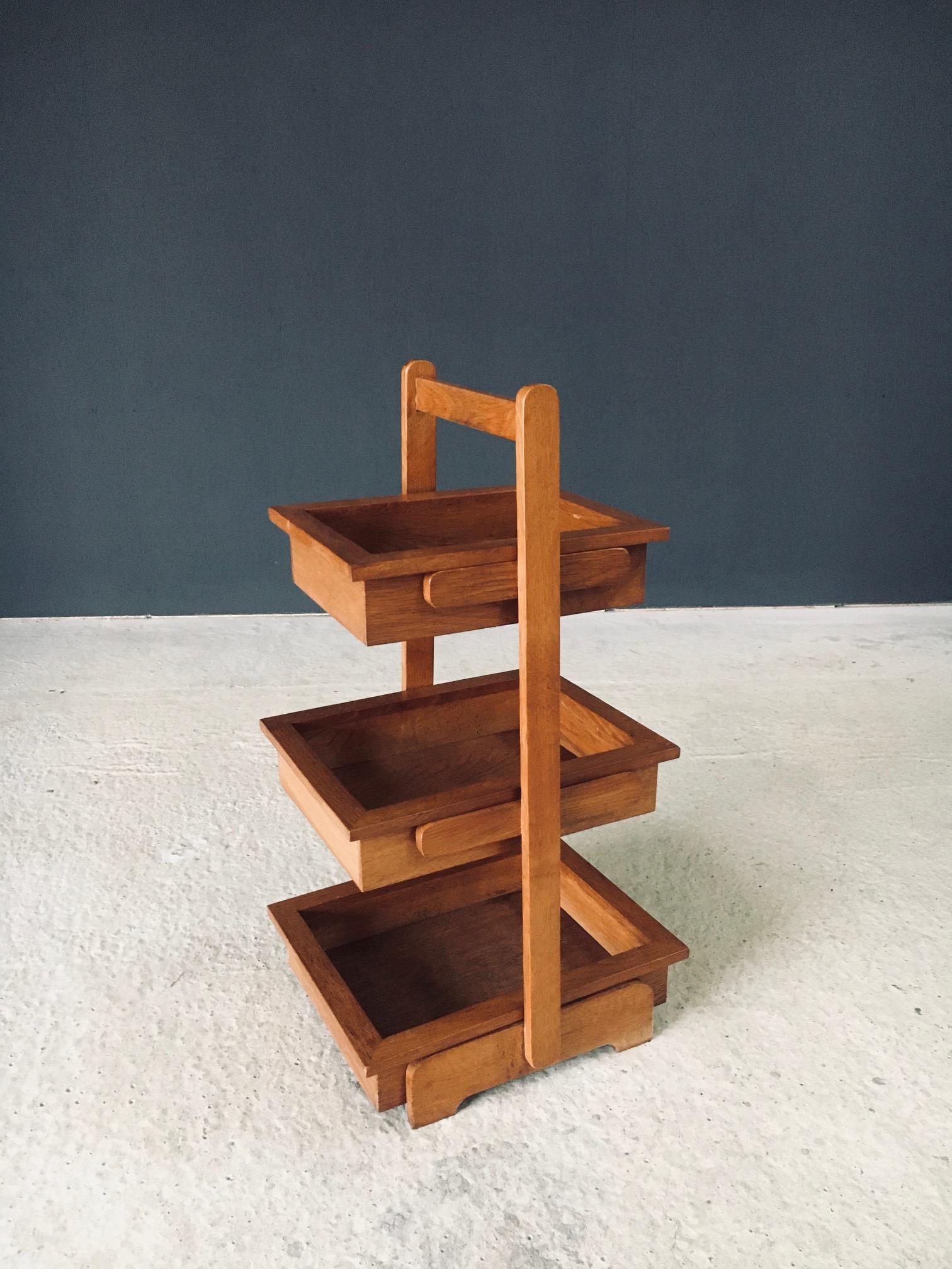 Mid-Century Modern Table d'appoint à plateau en Oak Design du milieu du siècle Porte-magazines, Belgique années 1950 en vente