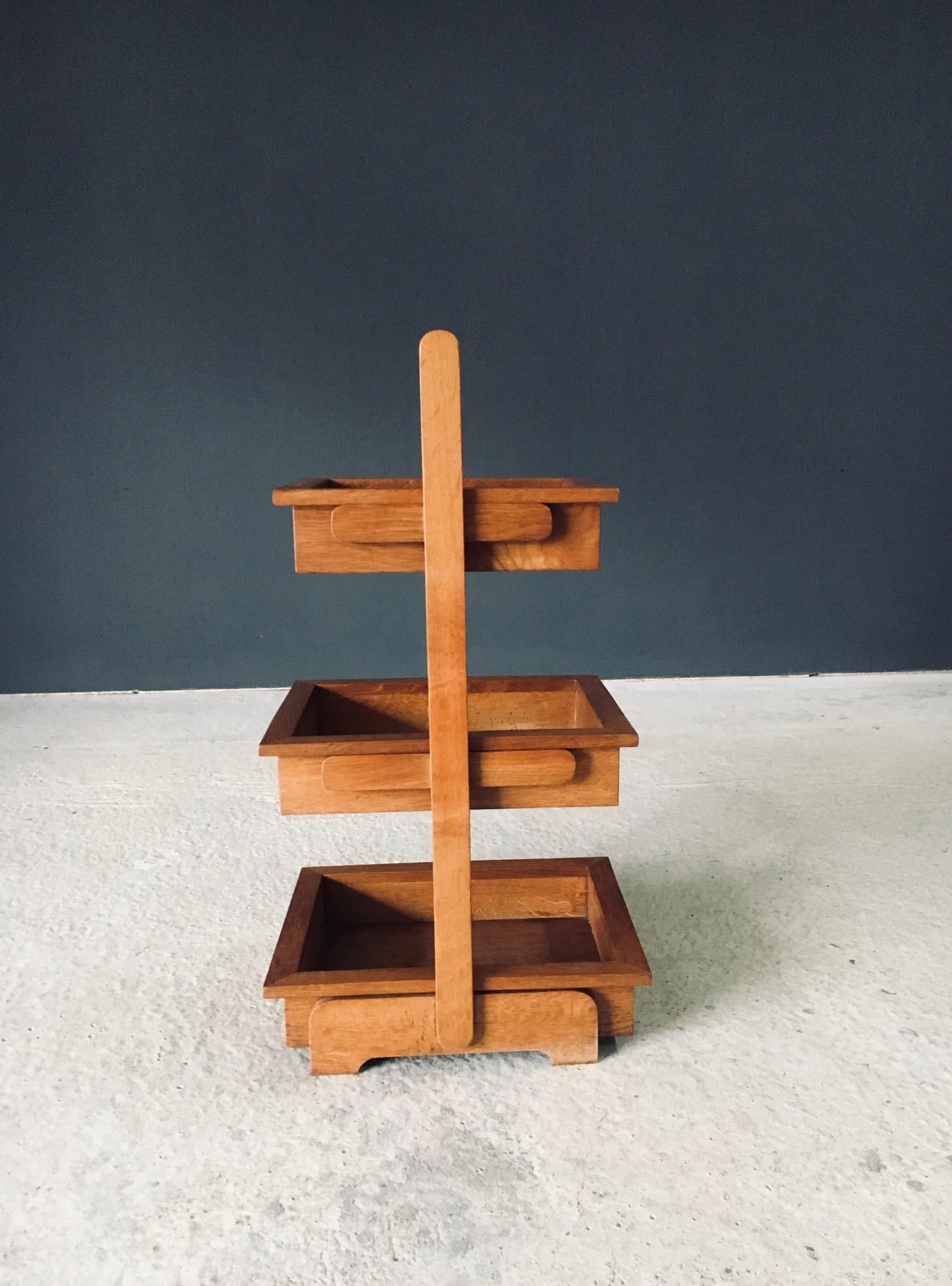 Milieu du XXe siècle Table d'appoint à plateau en Oak Design du milieu du siècle Porte-magazines, Belgique années 1950 en vente
