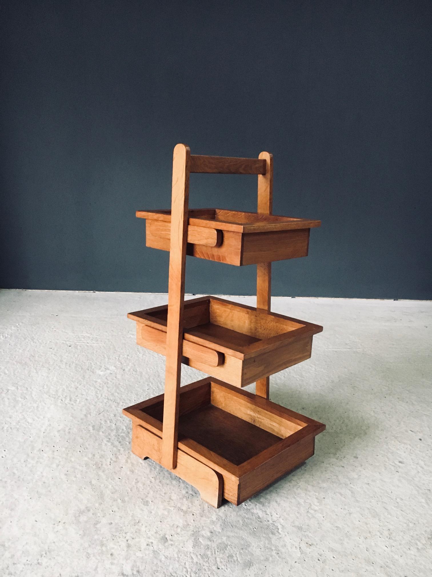 Chêne Table d'appoint à plateau en Oak Design du milieu du siècle Porte-magazines, Belgique années 1950 en vente