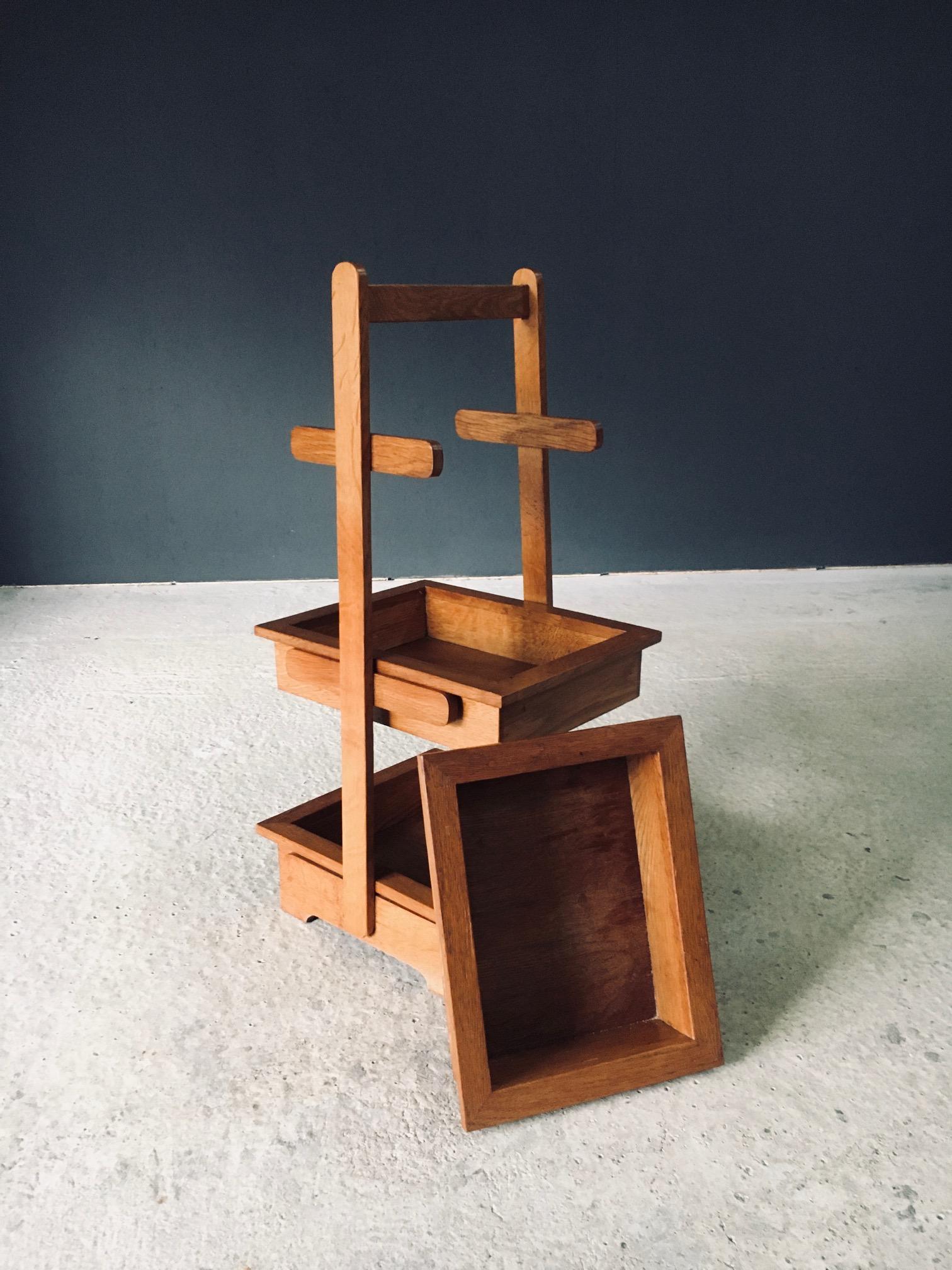 Table d'appoint à plateau en Oak Design du milieu du siècle Porte-magazines, Belgique années 1950 en vente 1