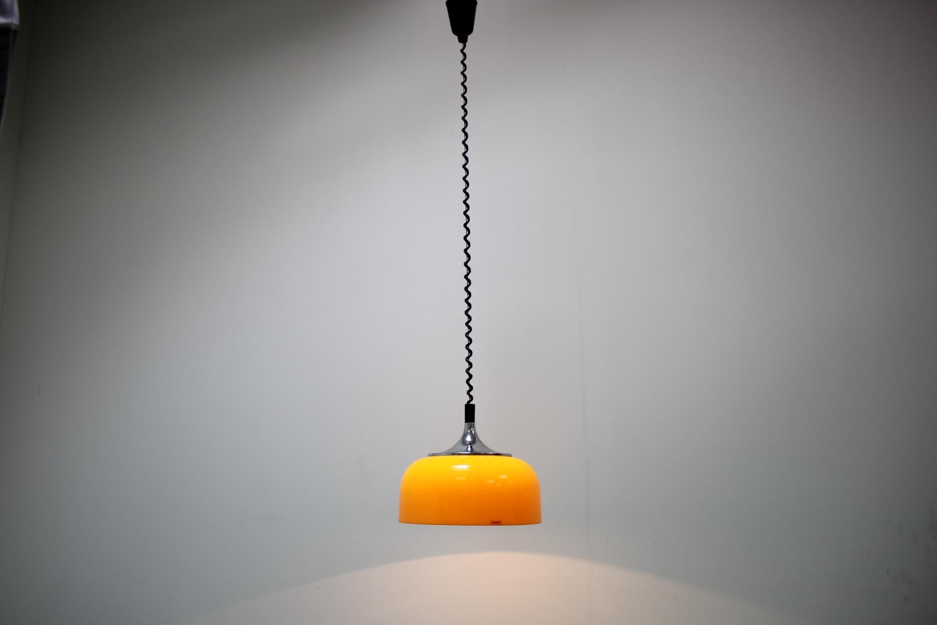 Ciondolo di design del Medioevo Meblo, Harvey Guzzini, Italia, anni '70 in vendita 7