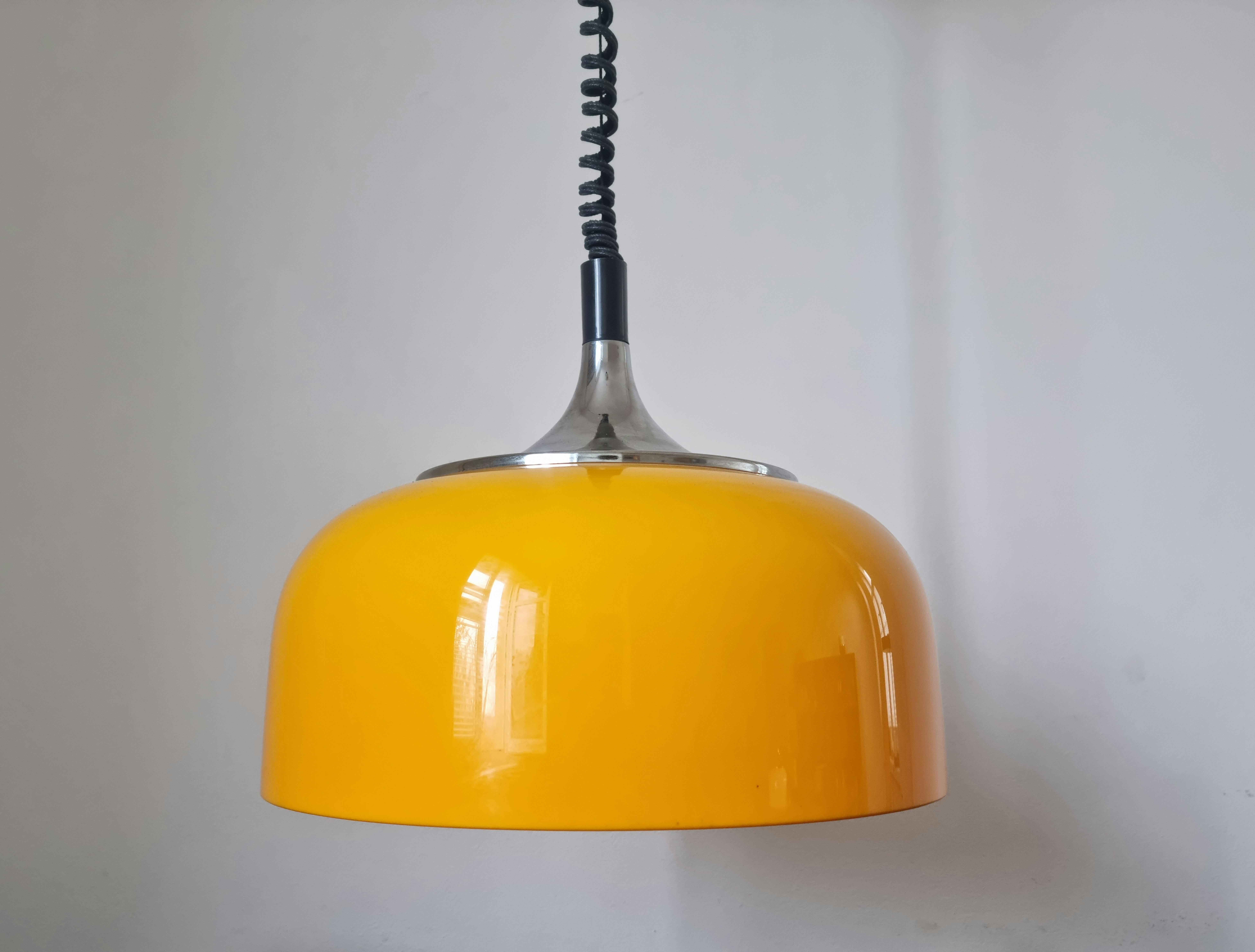 Italiano Ciondolo di design del Medioevo Meblo, Harvey Guzzini, Italia, anni '70 in vendita