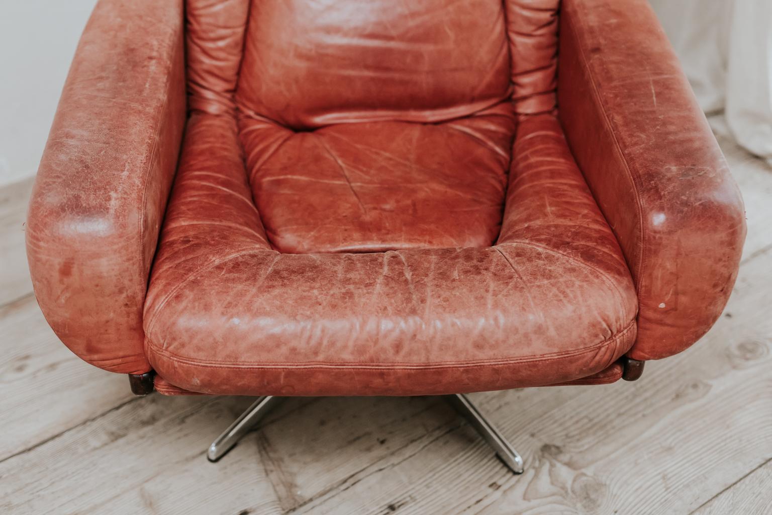 Midcentury Design Red Leather Swivel Armchair In Good Condition In Brecht, BE