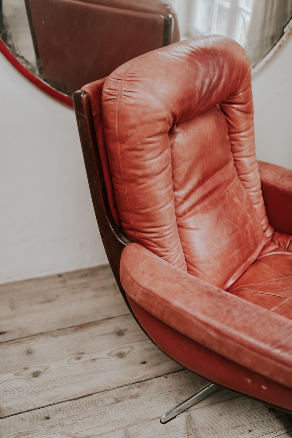 Midcentury Design Red Leather Swivel Armchair 1