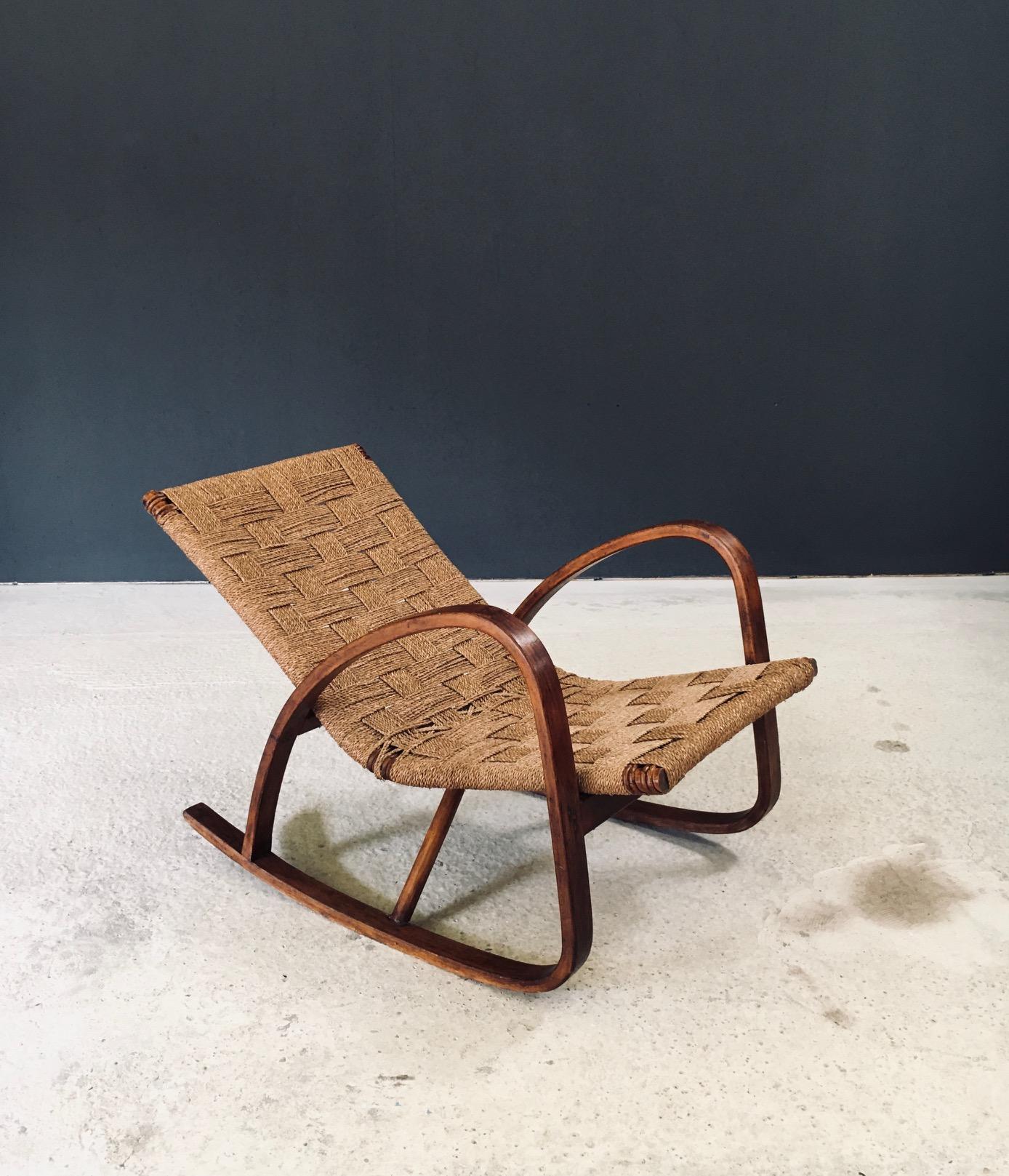 Vintage Midcentury Design Rope Rocking Chair in der Art von Luigi Crassevig. Hergestellt in Italien, 1950er Jahre. Schaukelgestell aus Bugholz mit Sitzfläche aus geflochtenem/gekämmtem Seil. Schönes, schlankes Design. Dies kommt in sehr gutem, alle