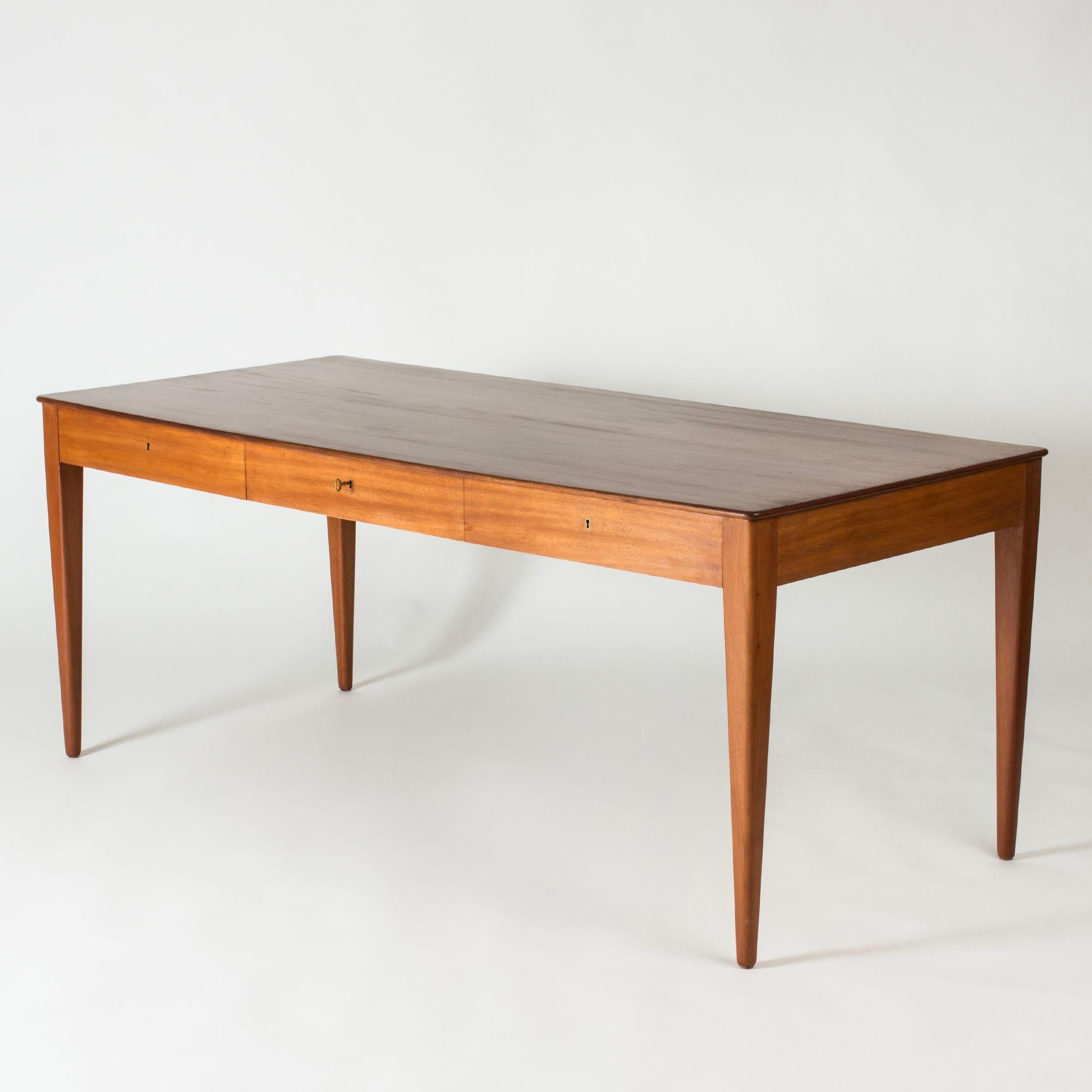 Metà XX secolo Scrivania del Medioevo di Josef Frank, Svenskt Tenn, Svezia, anni '50 in vendita