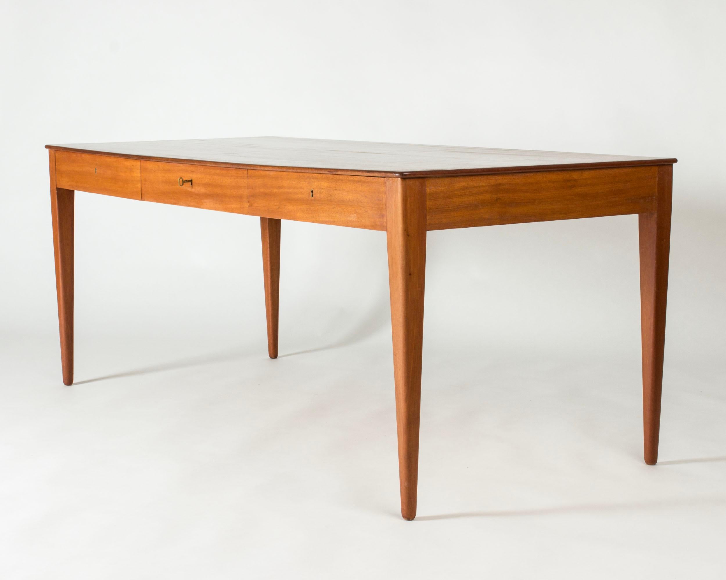 Mogano Scrivania del Medioevo di Josef Frank, Svenskt Tenn, Svezia, anni '50 in vendita