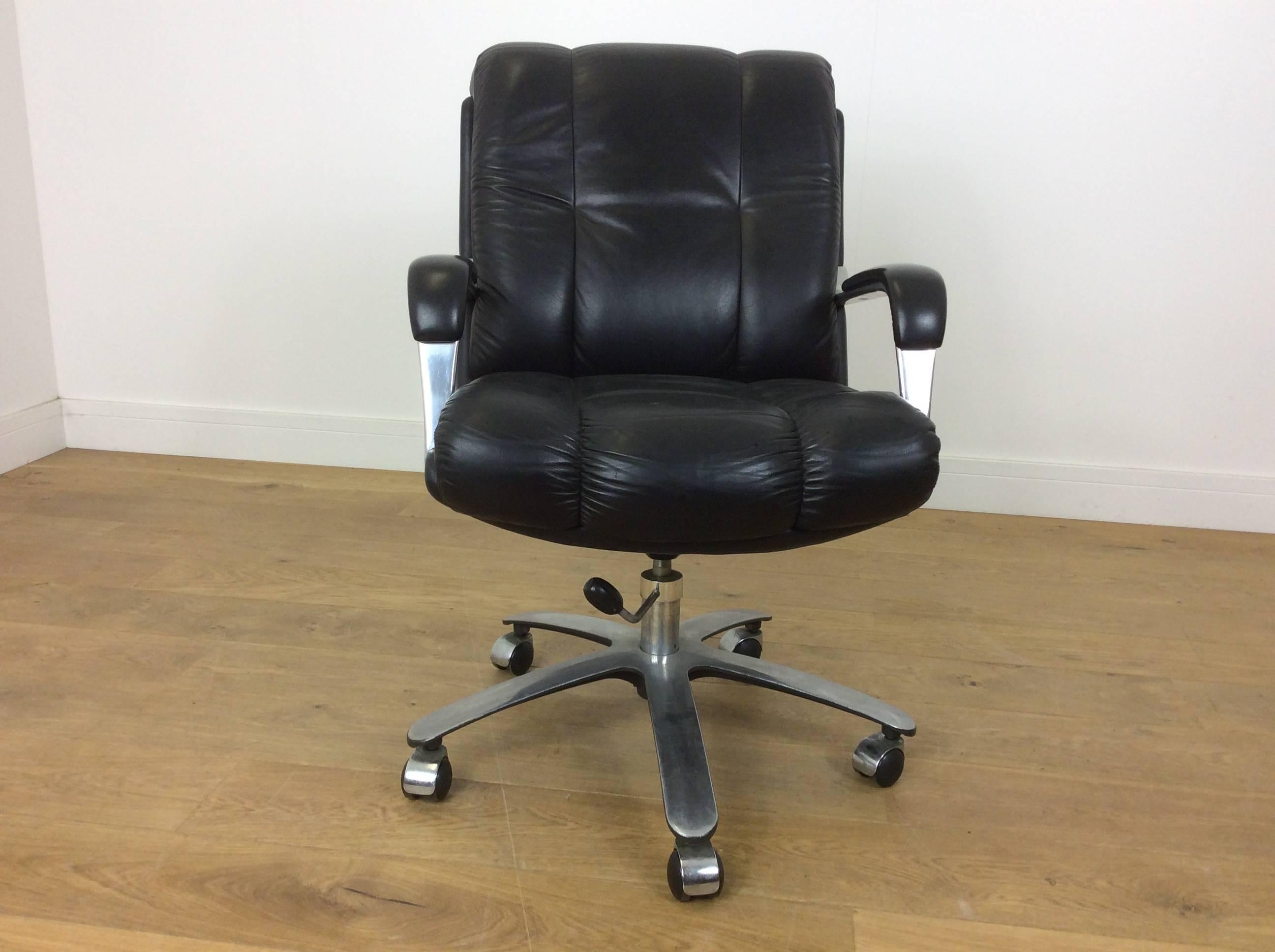 Midcentury swivel desk chair with height adjustment.
Very comfortable midcentury office chair in black leather.
Measures: 60 cm W, 70 cm D seat D 47 cm height adjustable,
circa 1960.

3 Available, price per chair
 