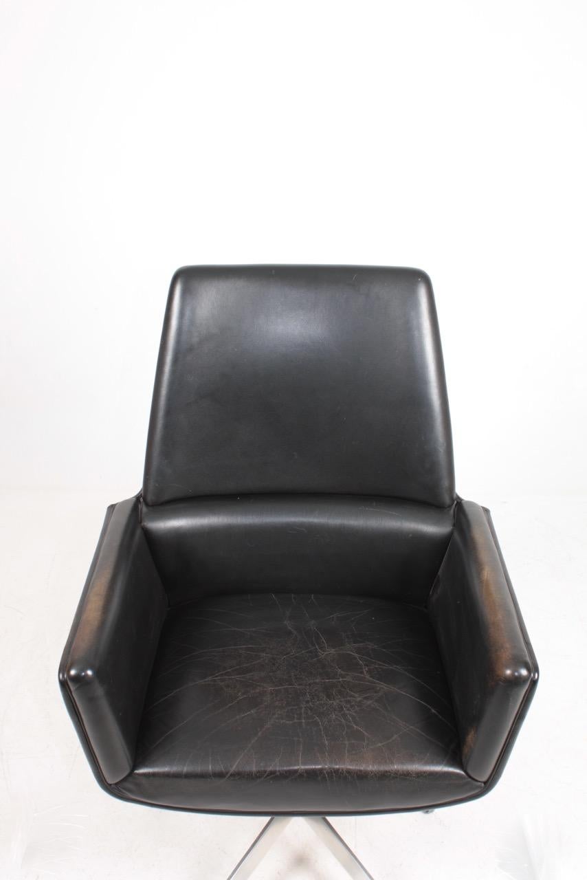 Swivel chair in patinated leather designed by Finn Juhl M.A.A for France & Son. Made in Denmark. Great original condition.