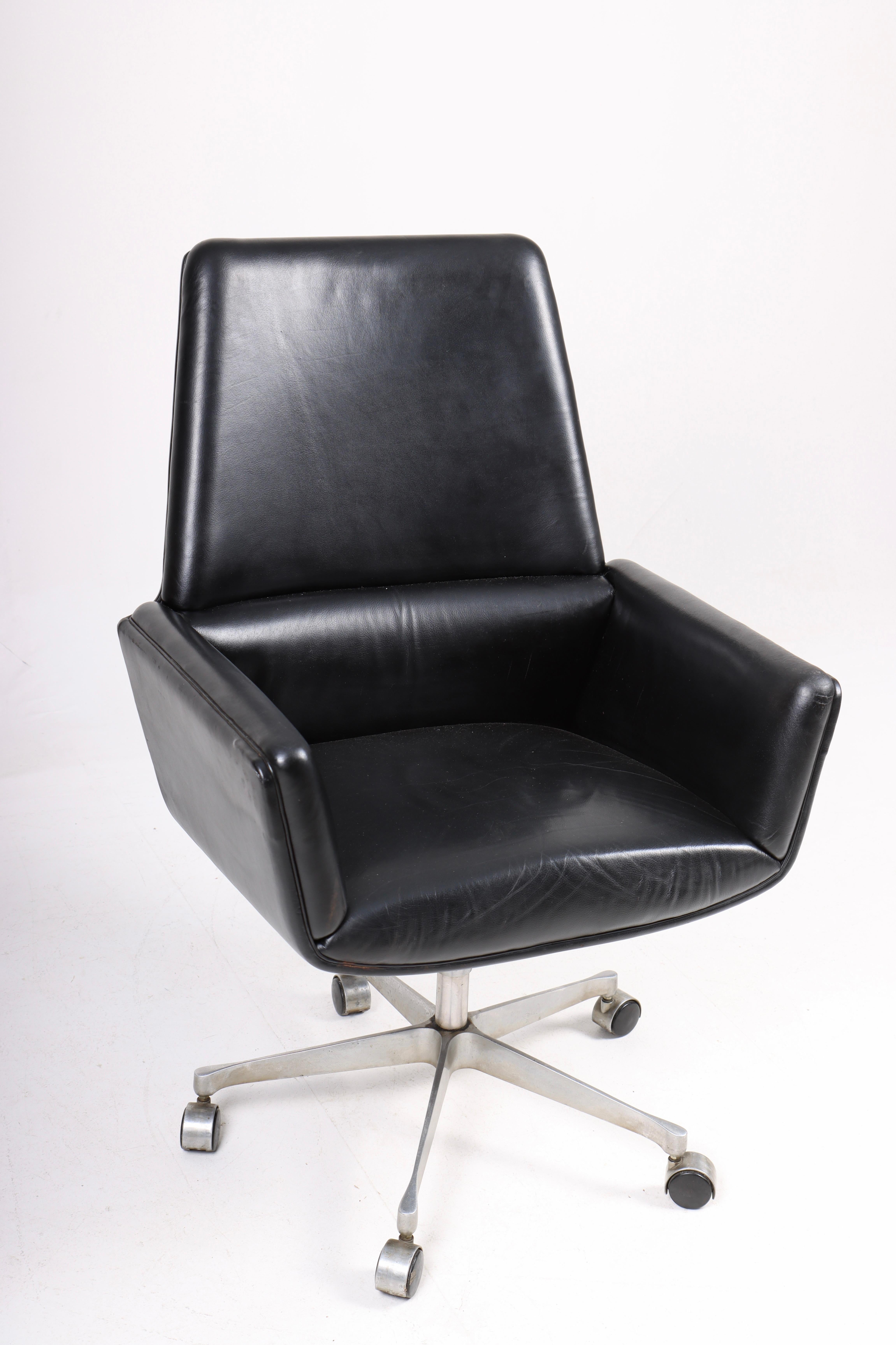 Swivel chair in patinated leather designed by Finn Juhl M.A.A for France & Son. Made in Denmark. Great original condition.
