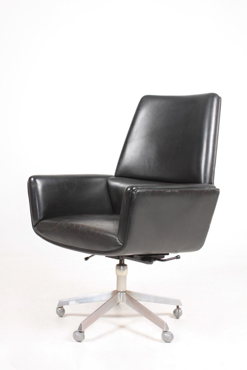 Midcentury Desk Chair in Patinated Leather by Finn Juhl, 1960s In Fair Condition In Lejre, DK