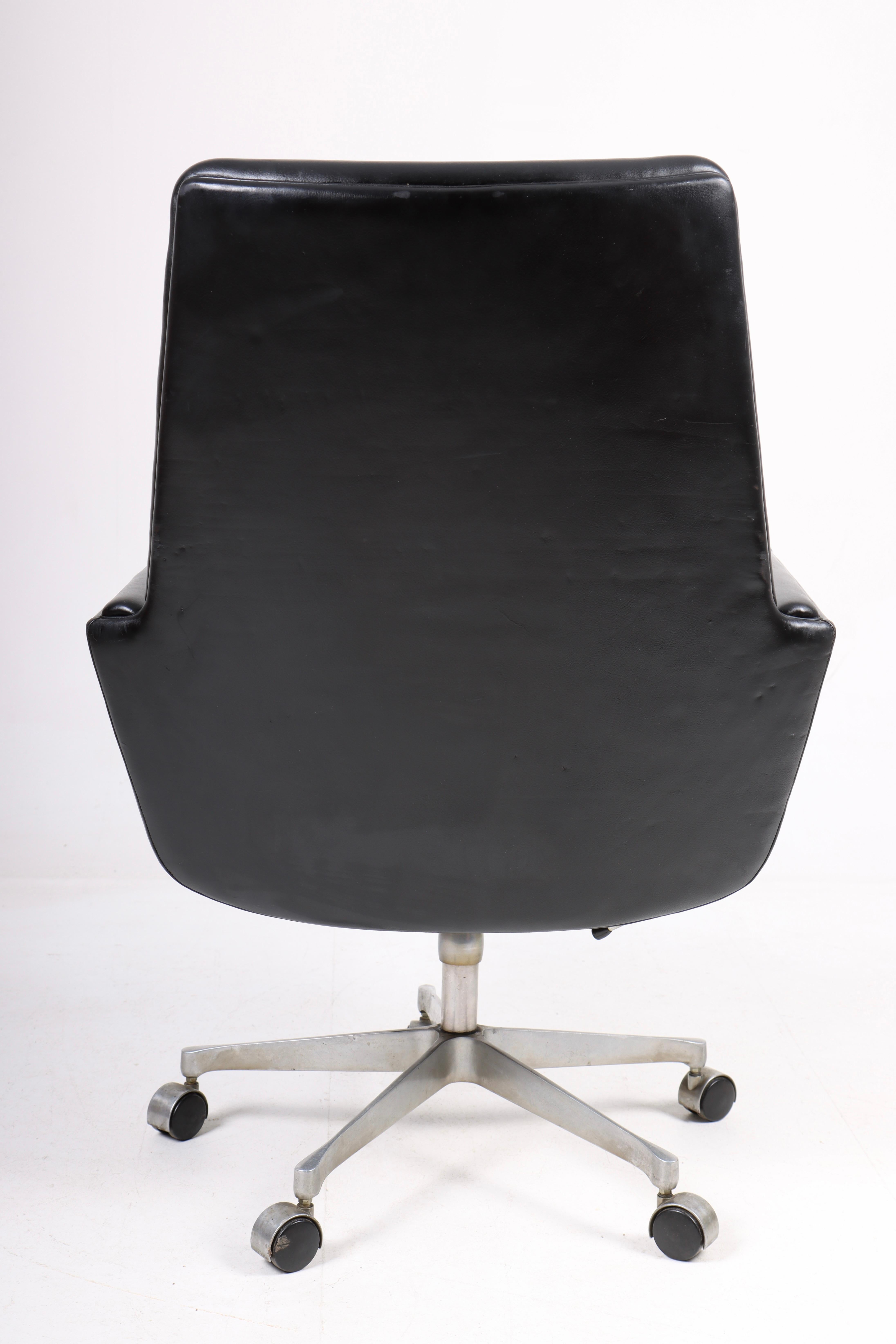 Midcentury Desk Chair in Patinated Leather by Finn Juhl, 1960s In Fair Condition In Lejre, DK