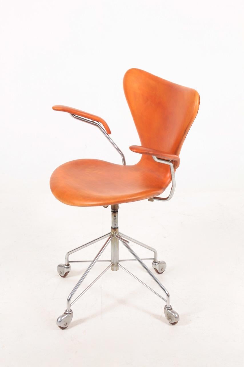 Scandinavian Modern Midcentury Desk Chair Model 3117 in Patinated Leather by Arne Jacobsen, 1960s