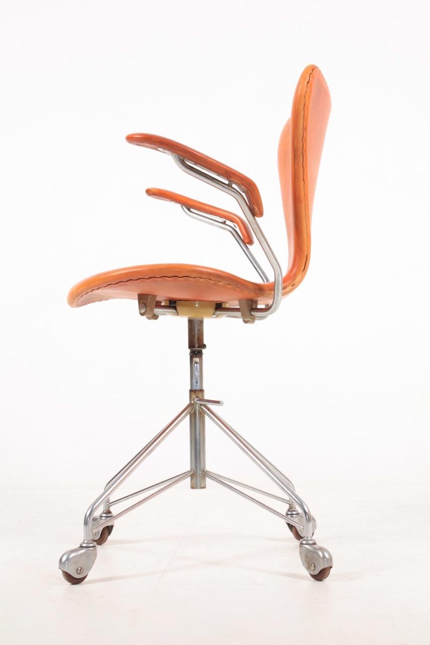 Danish Midcentury Desk Chair Model 3117 in Patinated Leather by Arne Jacobsen, 1960s