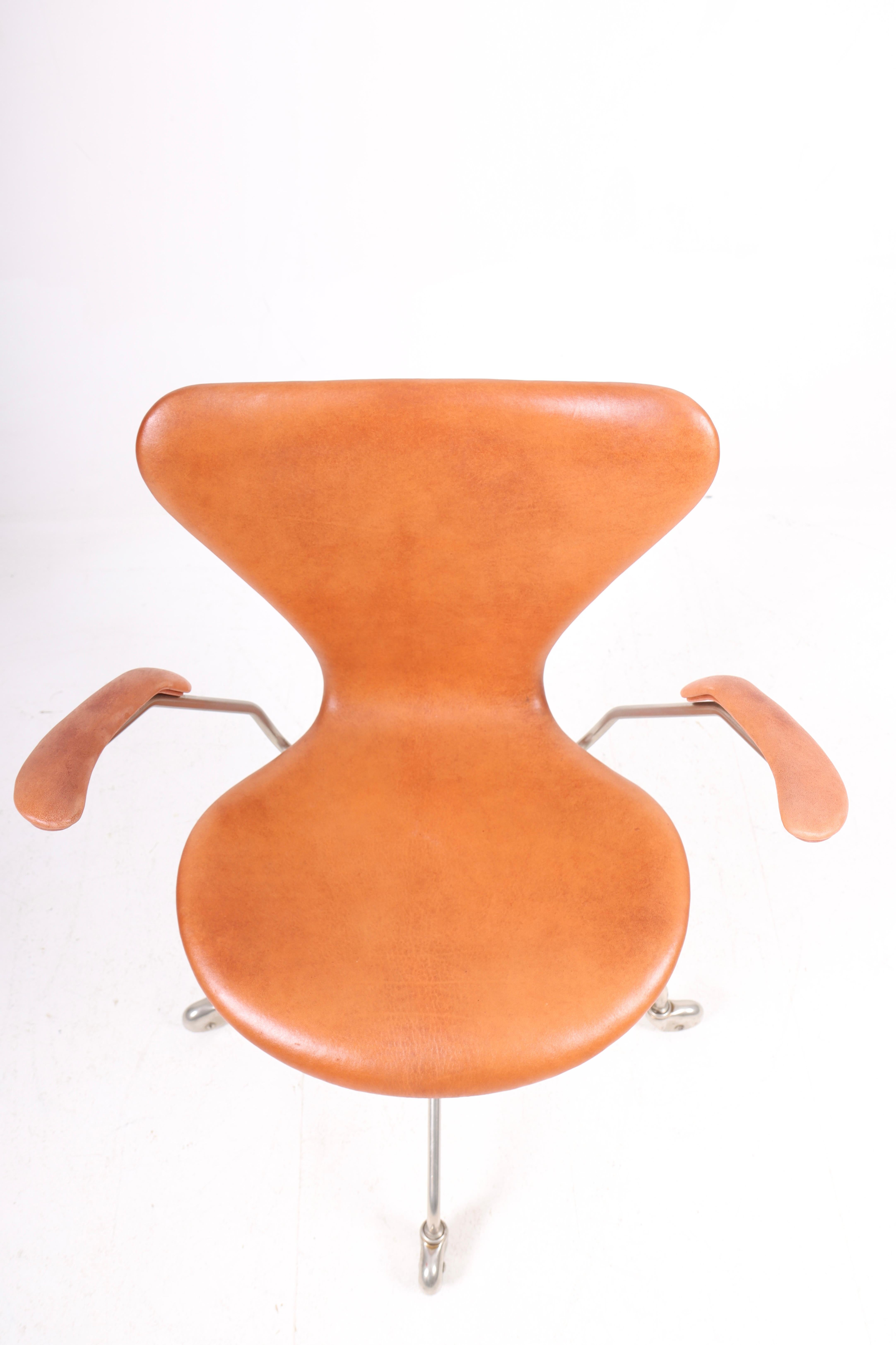 Danish Midcentury Desk Chair Model 3117 in Patinated Leather by Arne Jacobsen, 1960s