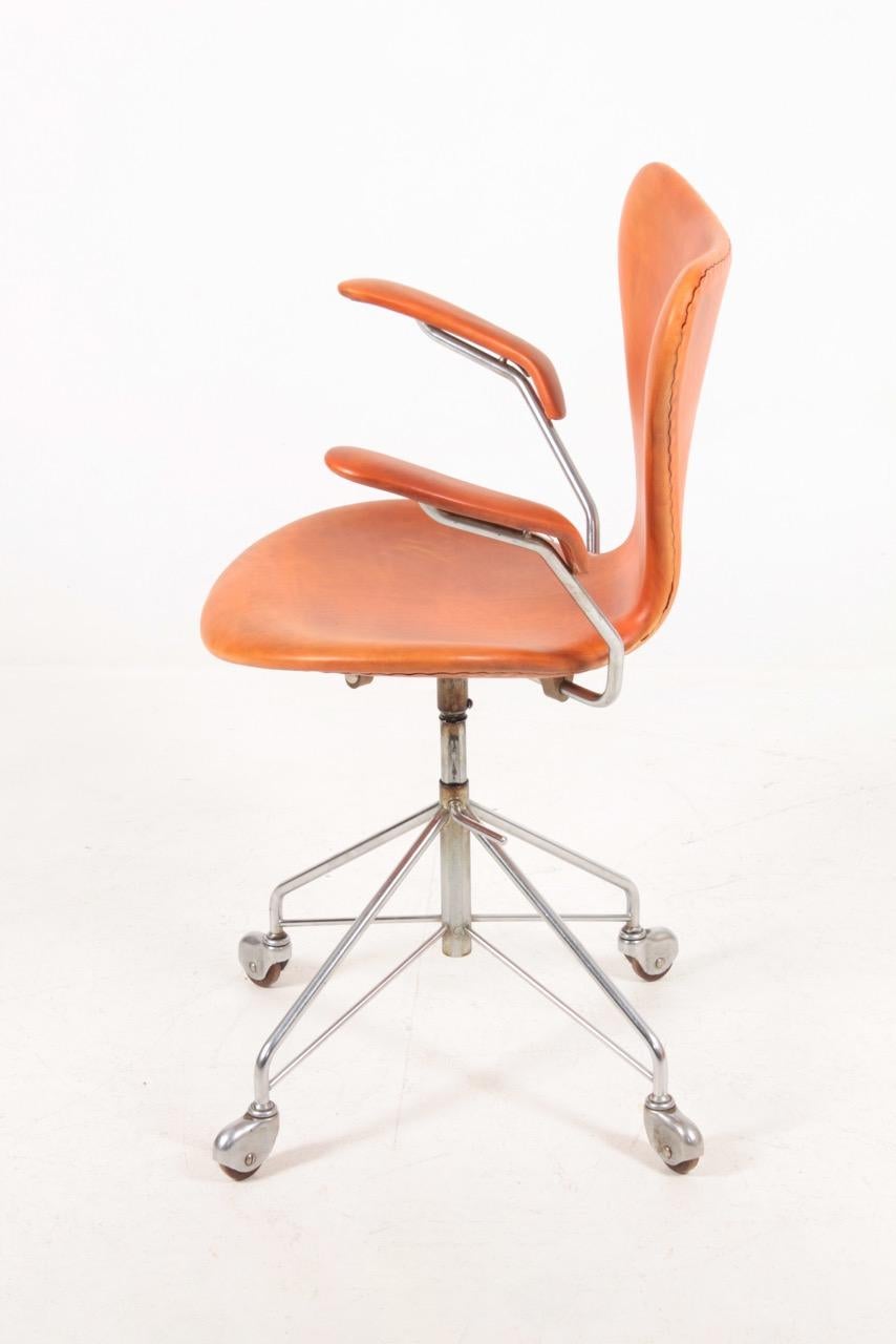 Midcentury Desk Chair Model 3117 in Patinated Leather by Arne Jacobsen, 1960s In Good Condition In Lejre, DK