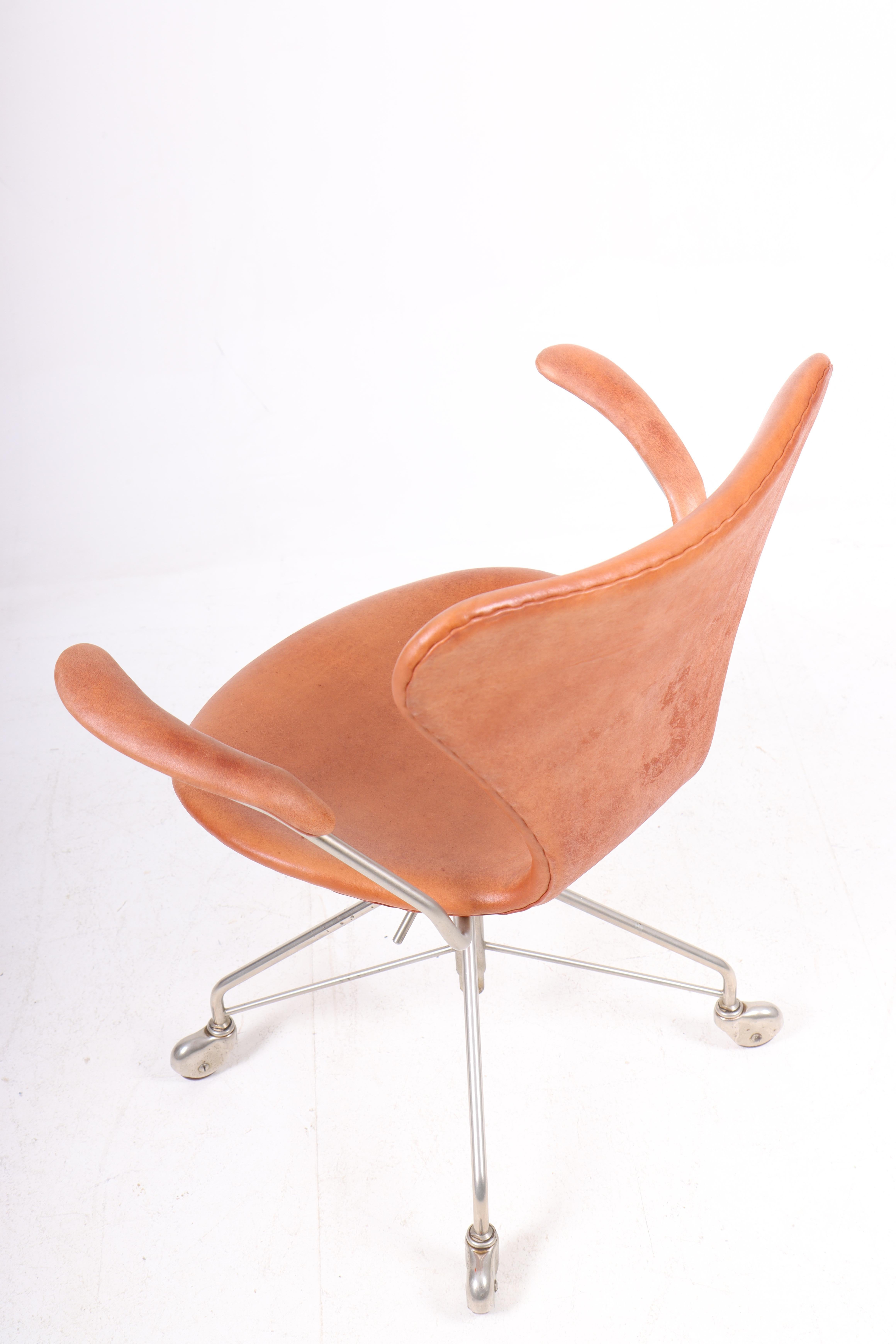 Midcentury Desk Chair Model 3117 in Patinated Leather by Arne Jacobsen, 1960s In Good Condition In Lejre, DK