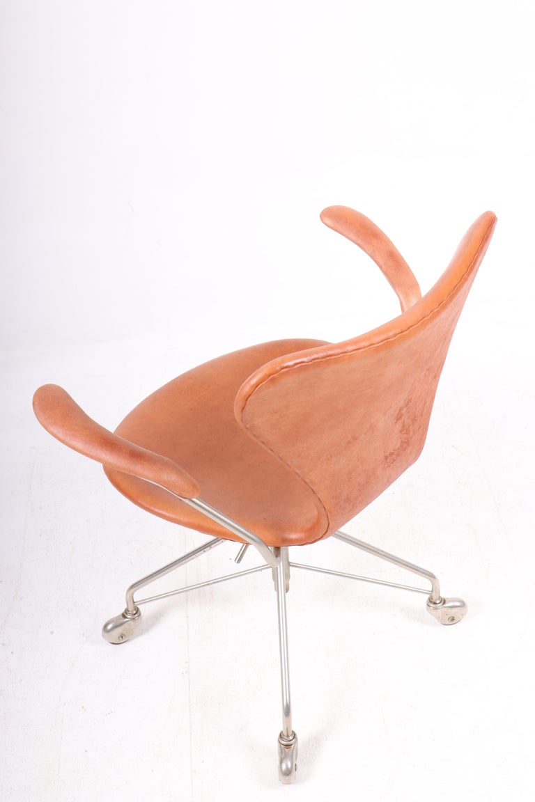Midcentury Desk Chair Model 3117 in Patinated Leather by Arne Jacobsen, 1960s In Good Condition For Sale In Lejre, DK