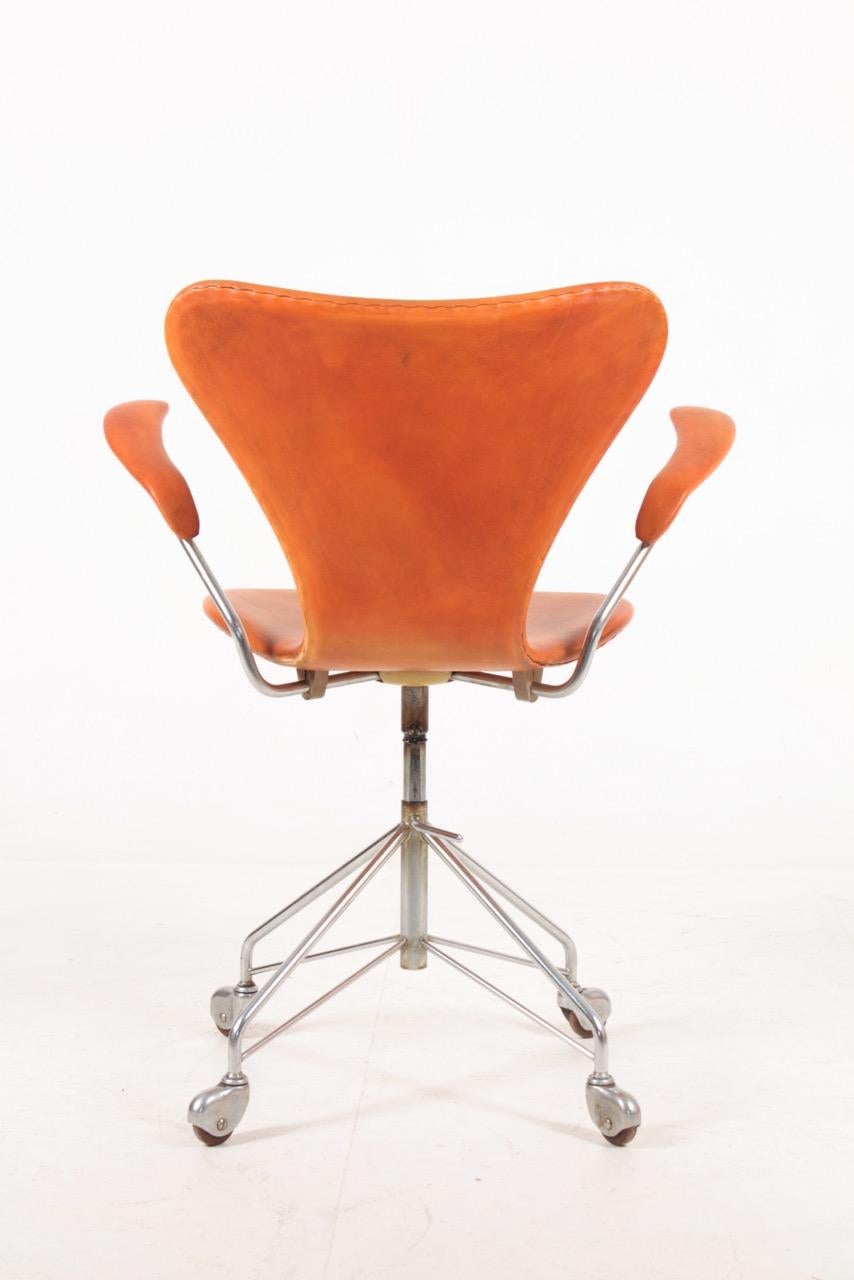 Midcentury Desk Chair Model 3117 in Patinated Leather by Arne Jacobsen, 1960s 1