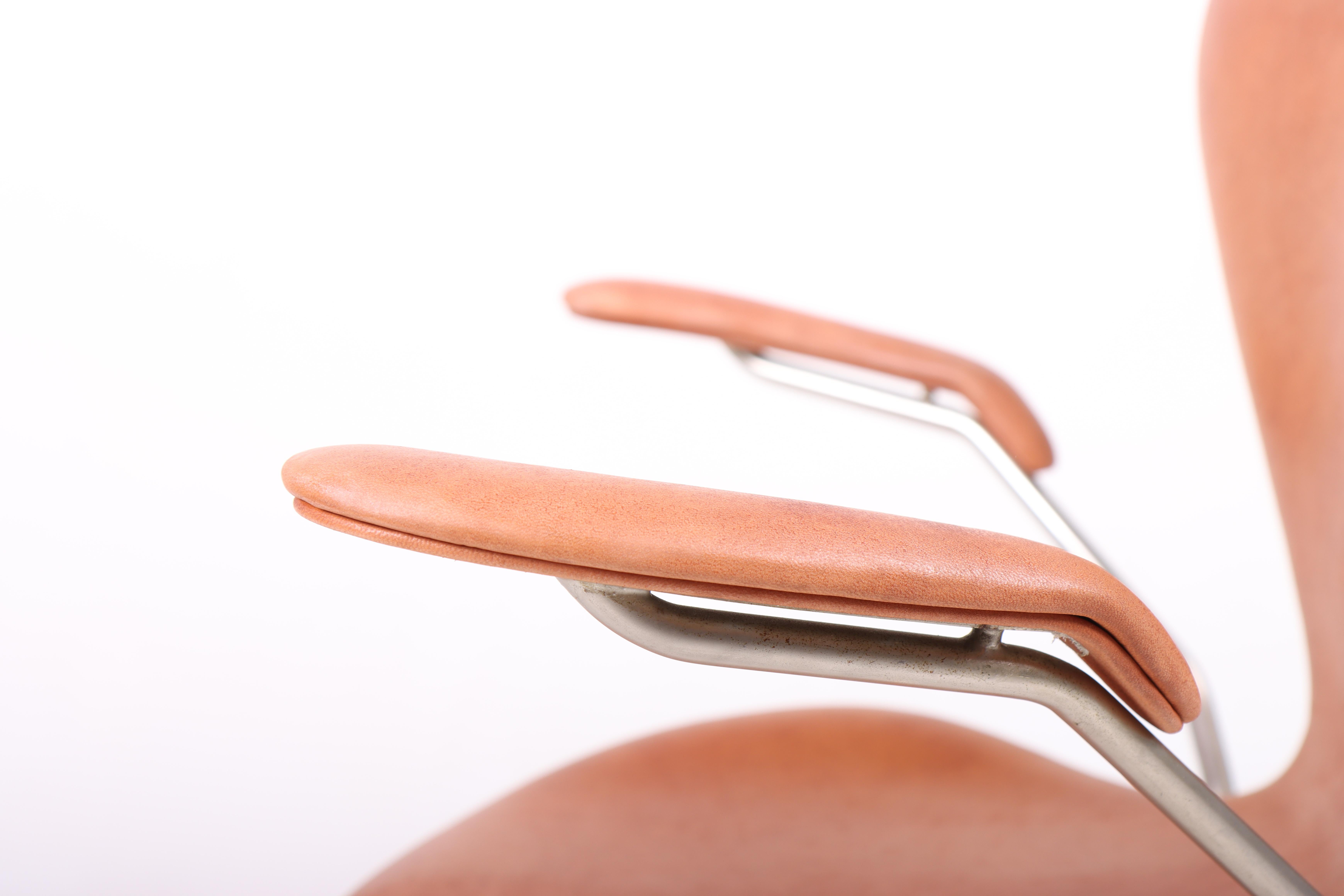 Midcentury Desk Chair Model 3117 in Patinated Leather by Arne Jacobsen, 1960s 1