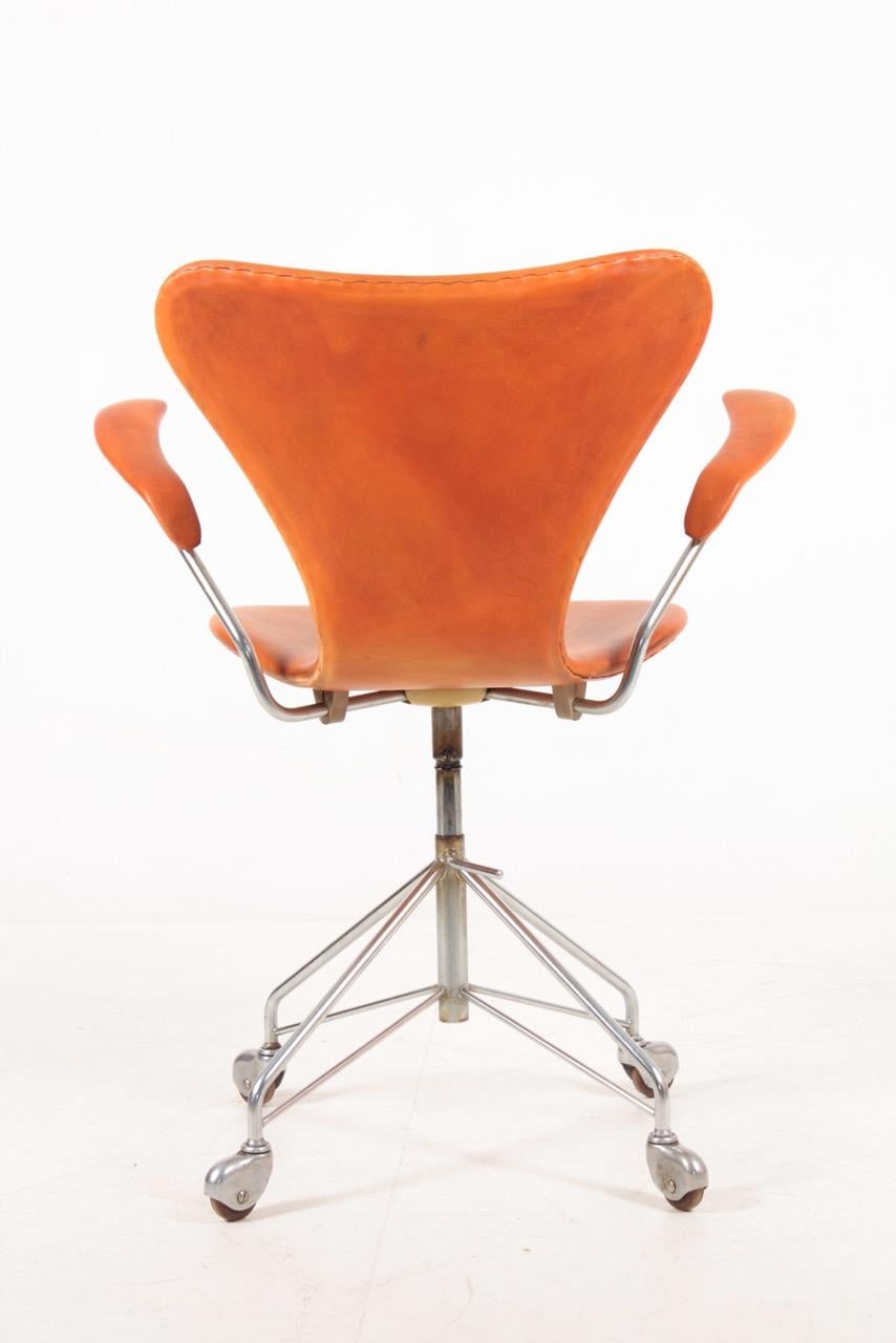 Midcentury Desk Chair Model 3117 in Patinated Leather by Arne Jacobsen, 1960s 2