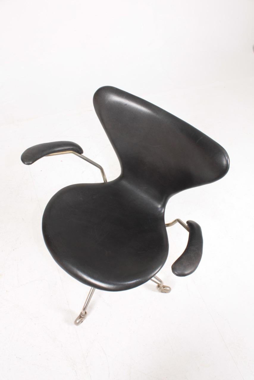 Midcentury Desk Chair Model 3117 in Patinated Leather by Arne Jacobsen, 1960s 2