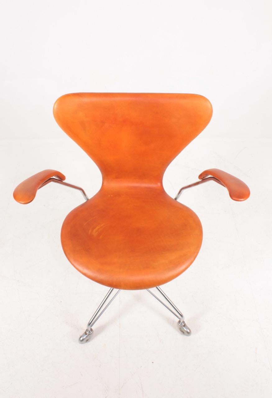 Midcentury Desk Chair Model 3117 in Patinated Leather by Arne Jacobsen, 1960s 3