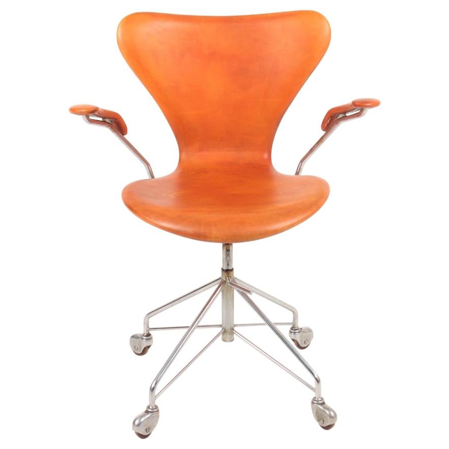 Midcentury Desk Chair Model 3117 in Patinated Leather by Arne Jacobsen, 1960s