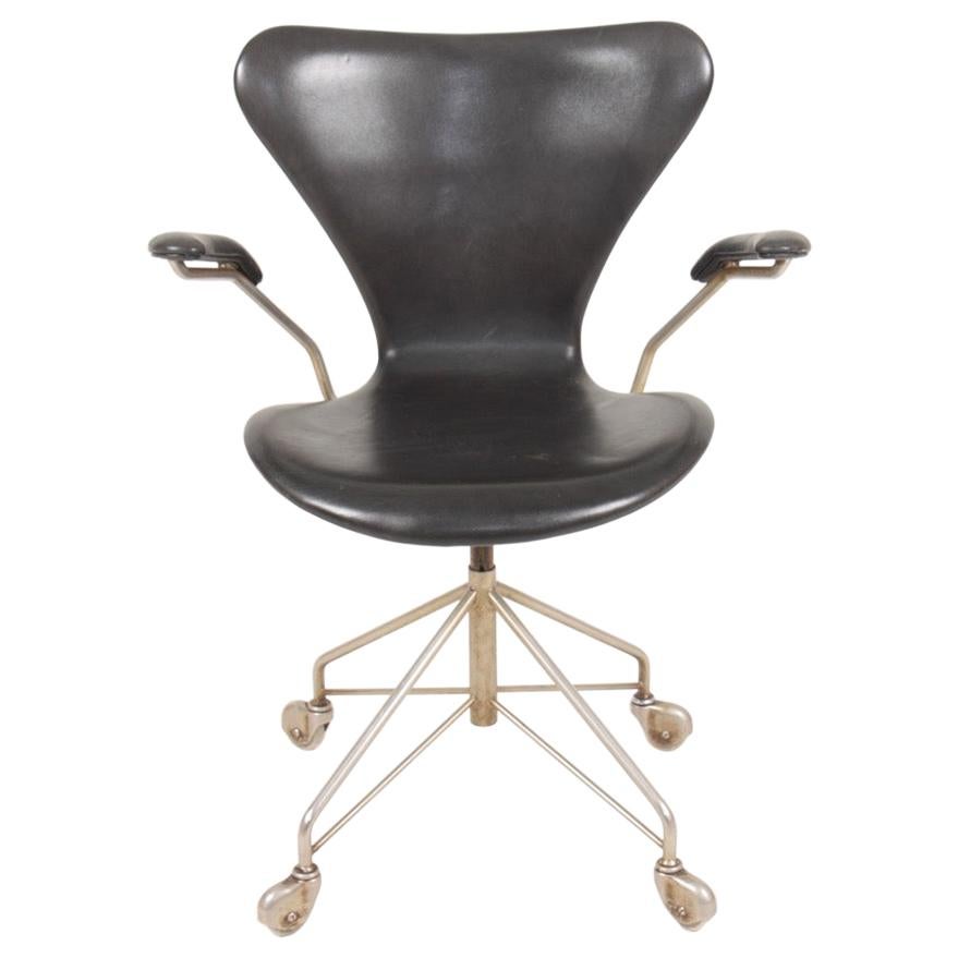 Midcentury Desk Chair Model 3117 in Patinated Leather by Arne Jacobsen, 1960s