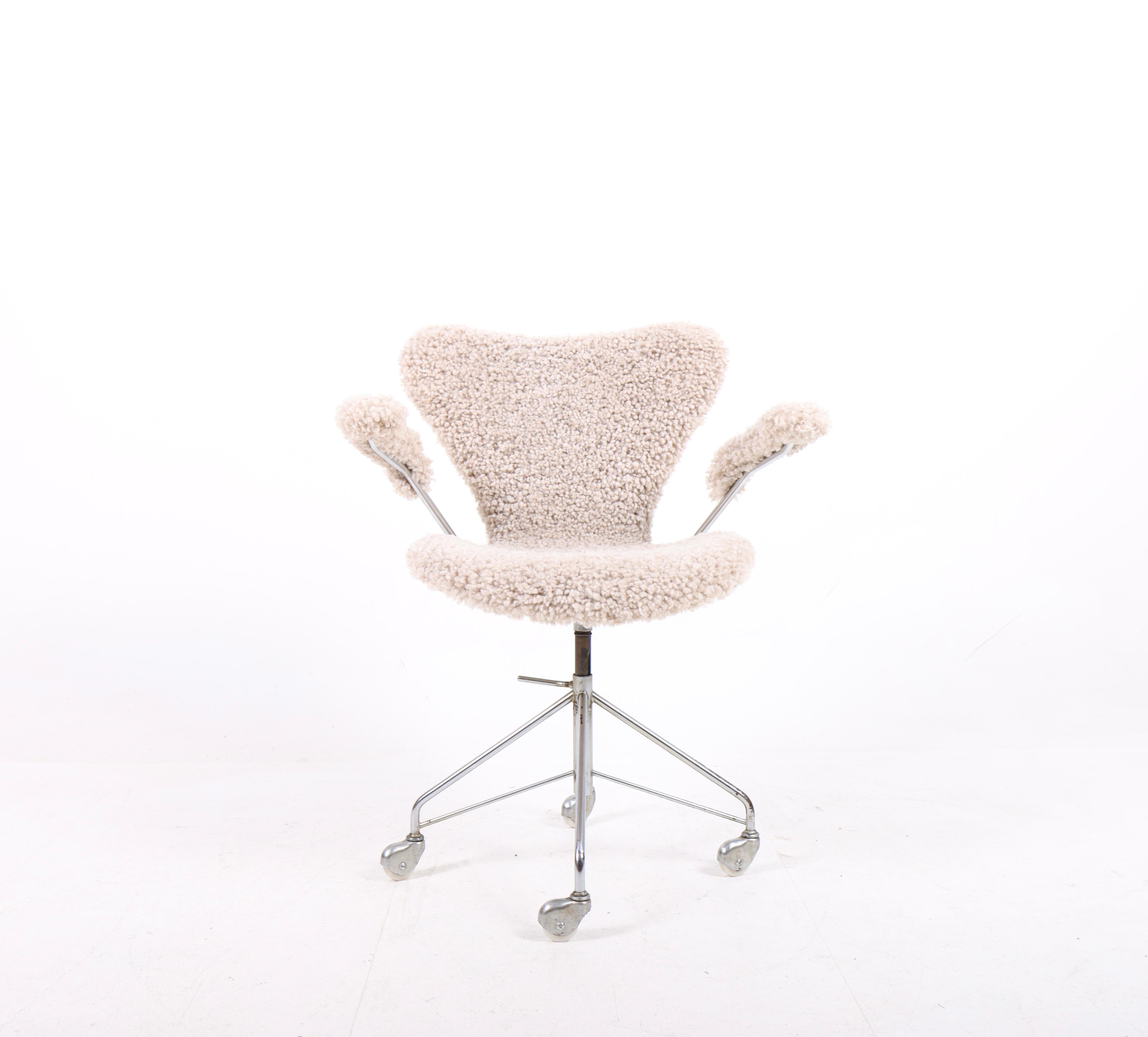 Swivel chair in sheepskin designed by Arne Jacobsen for Fritz Hansen. Made in Denmark. Great condition.