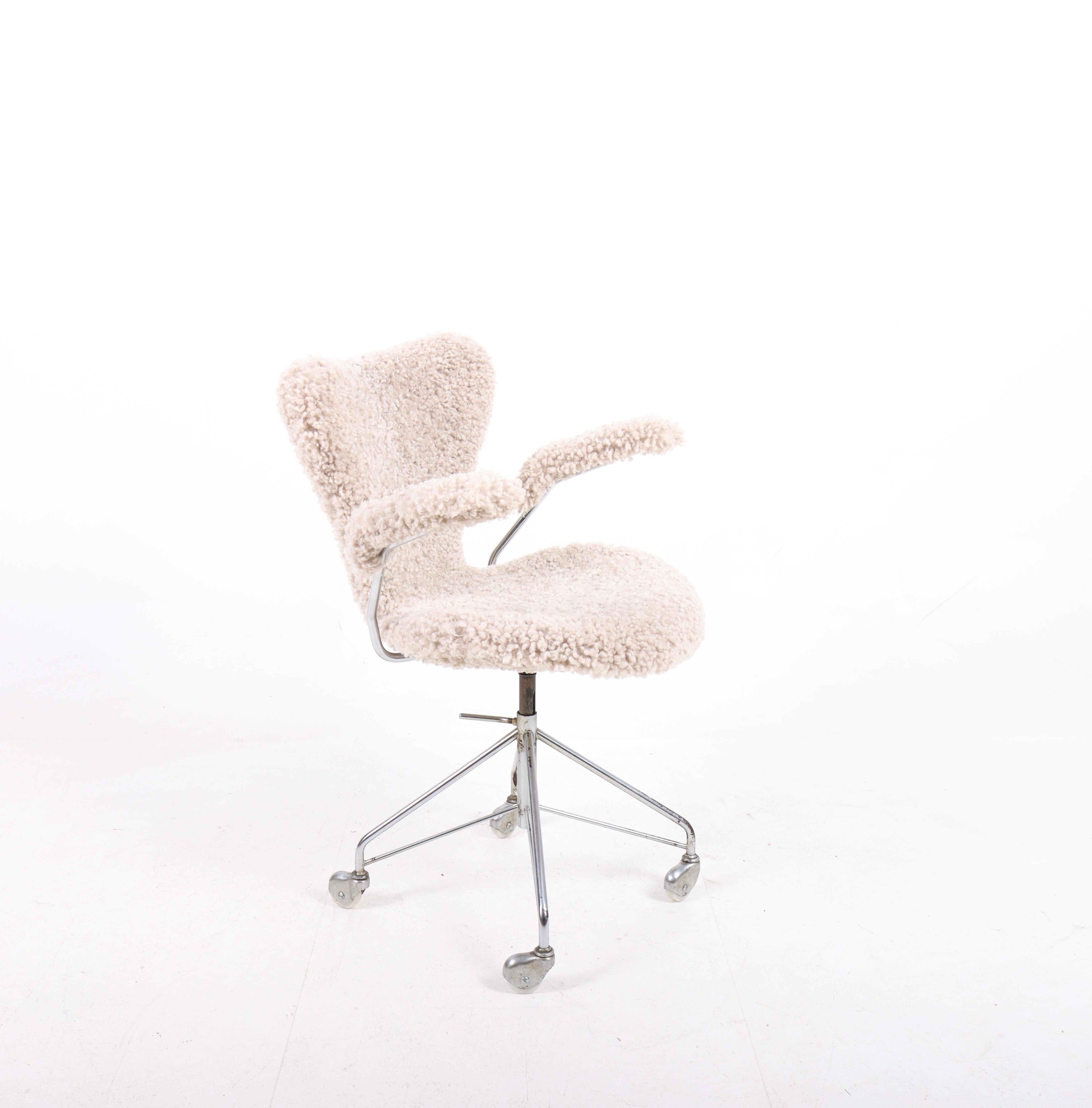 Midcentury Desk Chair Model 3117 in Sheepskin by Arne Jacobsen, 1960s In Good Condition In Lejre, DK